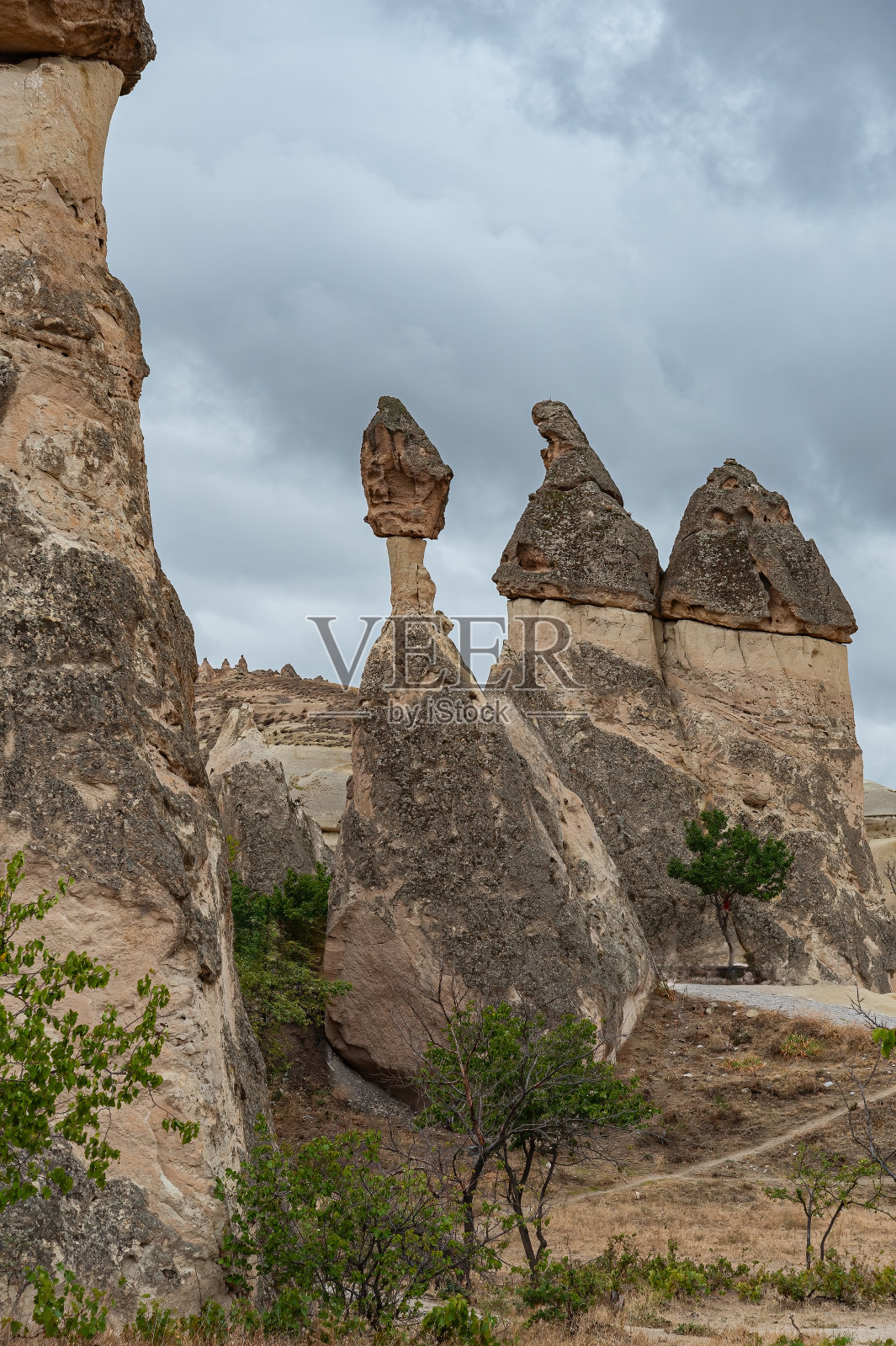 土耳其卡帕多西亚的Pasabag位于通往Zelve的道路上，来自Göreme或Avanos。这个地方被称为僧侣谷或僧侣谷。帕萨巴格山谷拥有卡帕多西亚最引人注目的仙女烟囱照片摄影图片