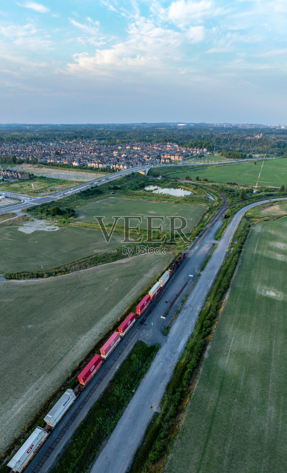 427号高速公路和麦肯齐少校大道在黄昏。在加拿大的克莱因堡照片摄影图片