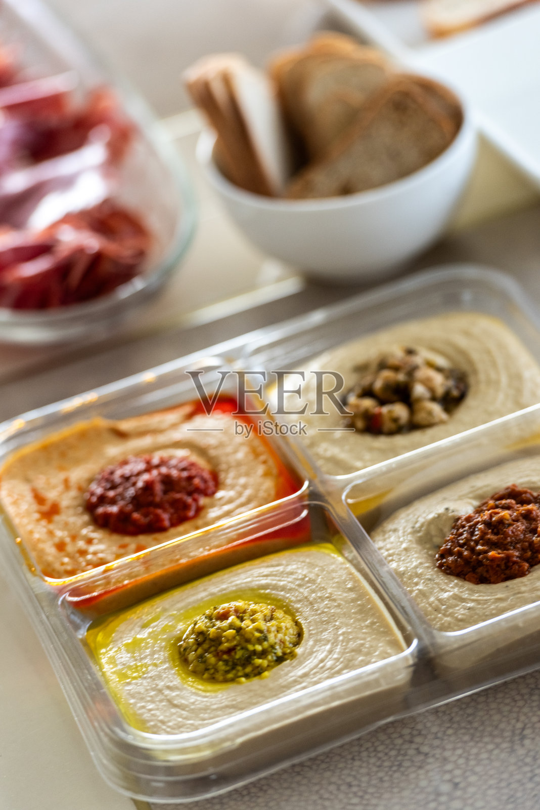 什锦鹰嘴豆泥装在小容器里照片摄影图片