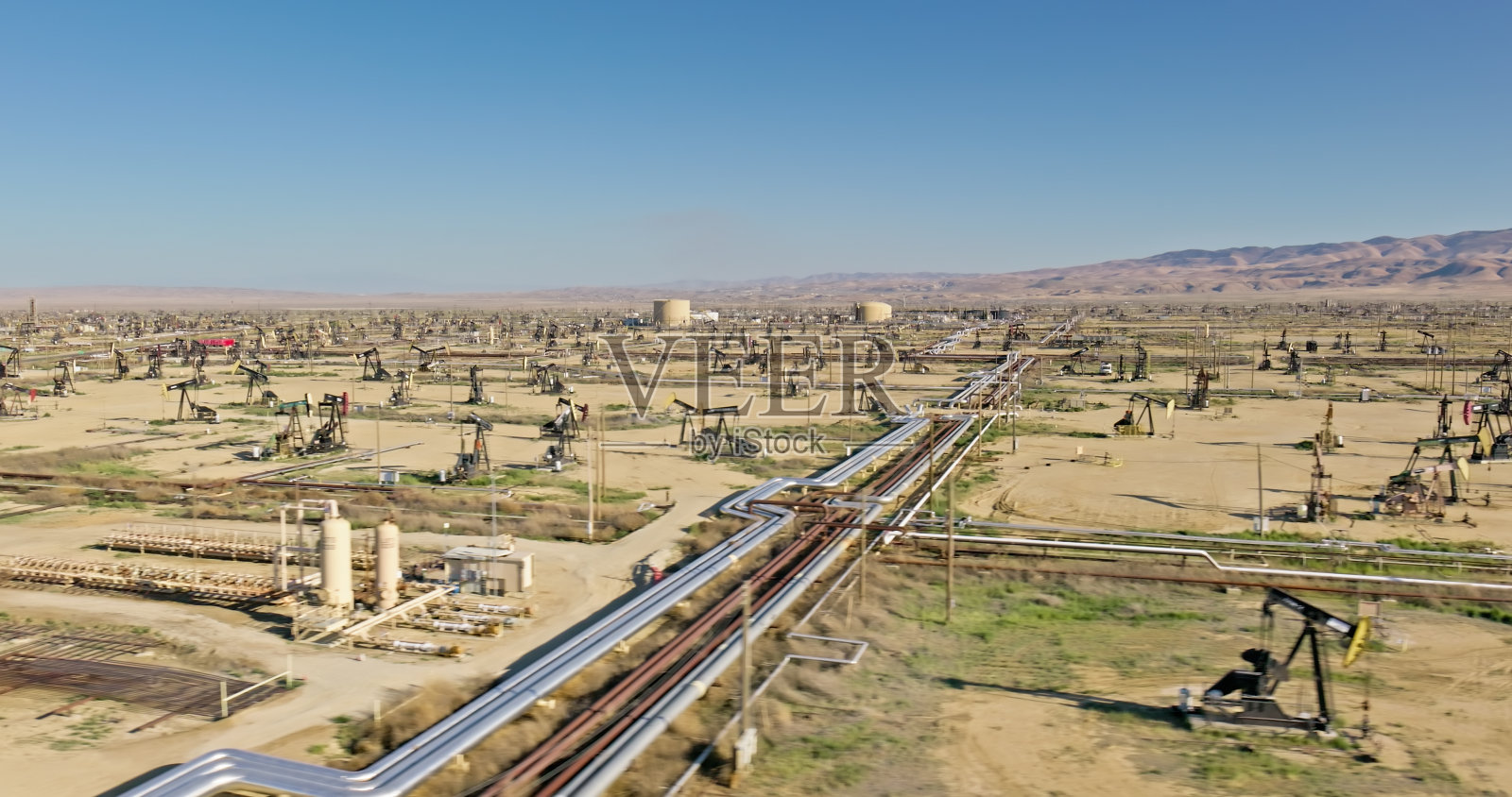 圣华金河谷油田的众多油泵千斤顶照片摄影图片