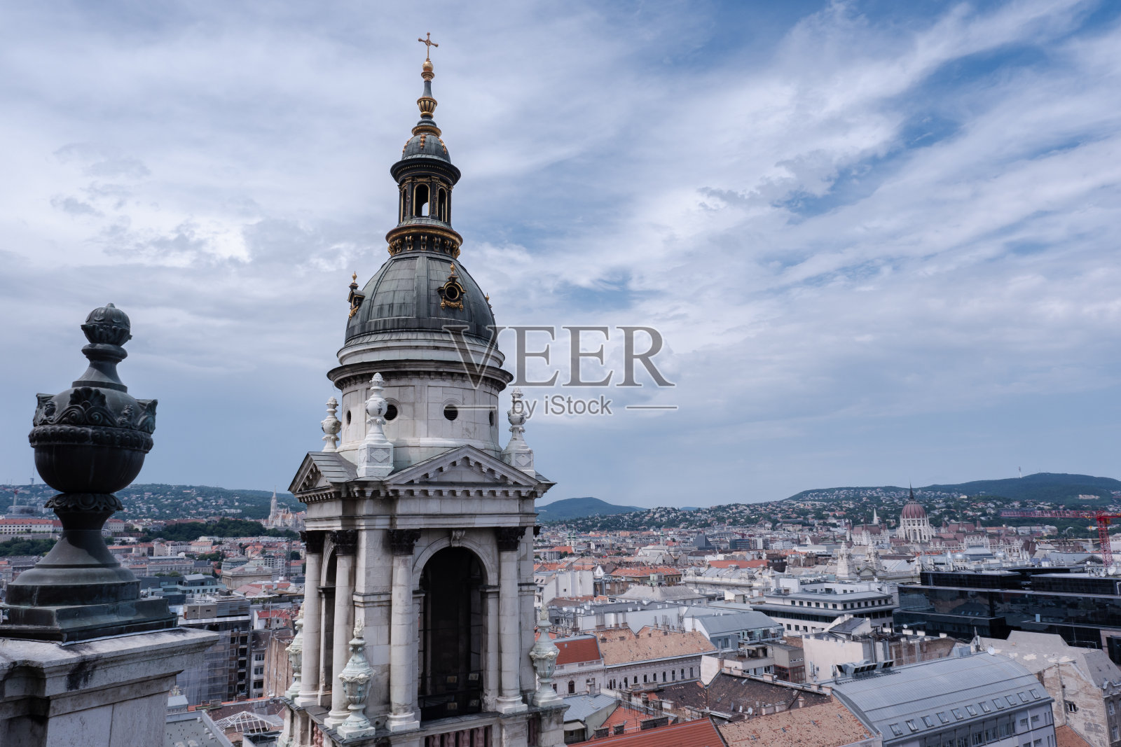 从圣斯蒂芬大教堂塔中航拍布达佩斯的广角照片照片摄影图片
