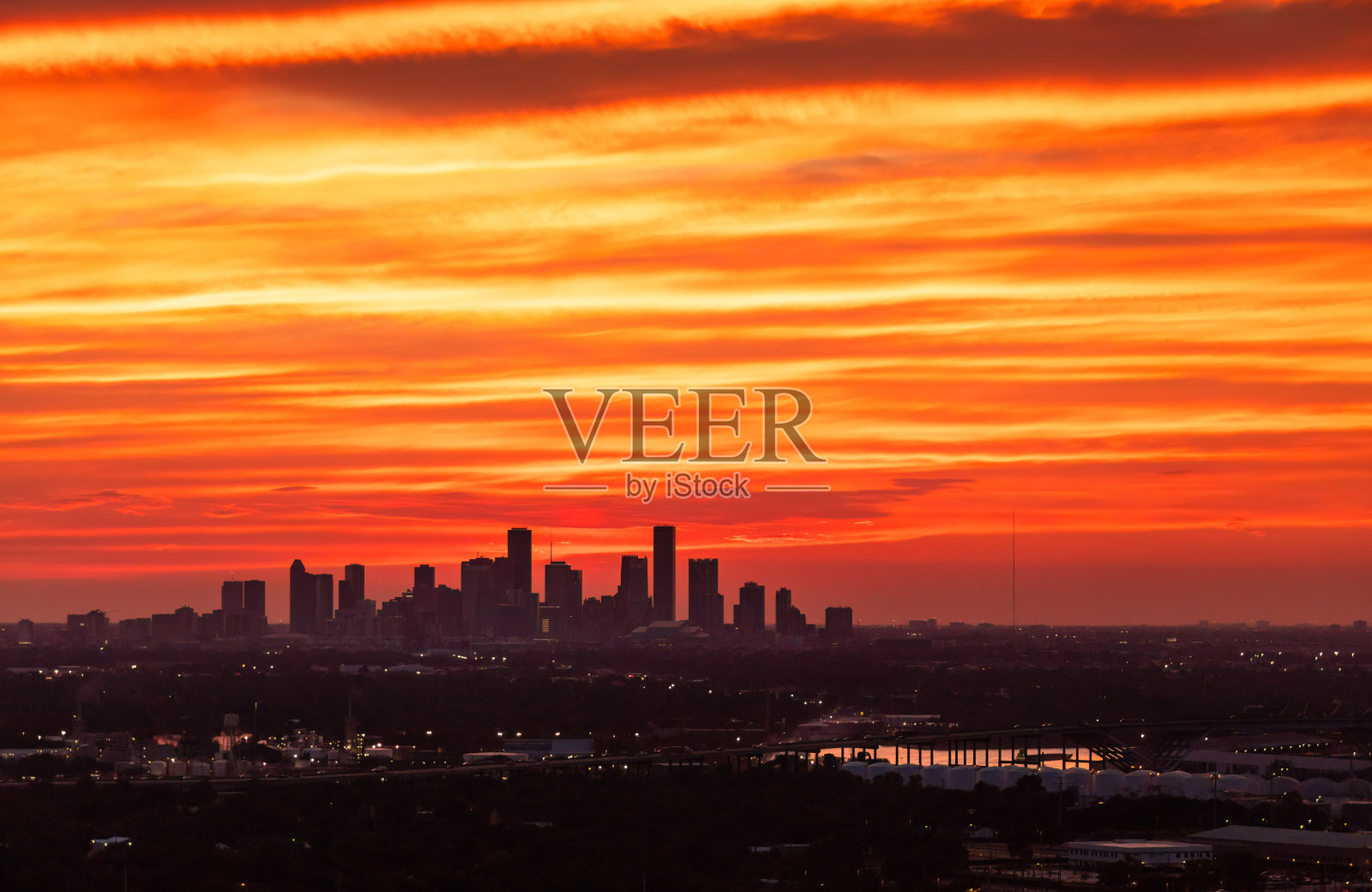 夏季日落时休斯顿天际线的鸟瞰图照片摄影图片