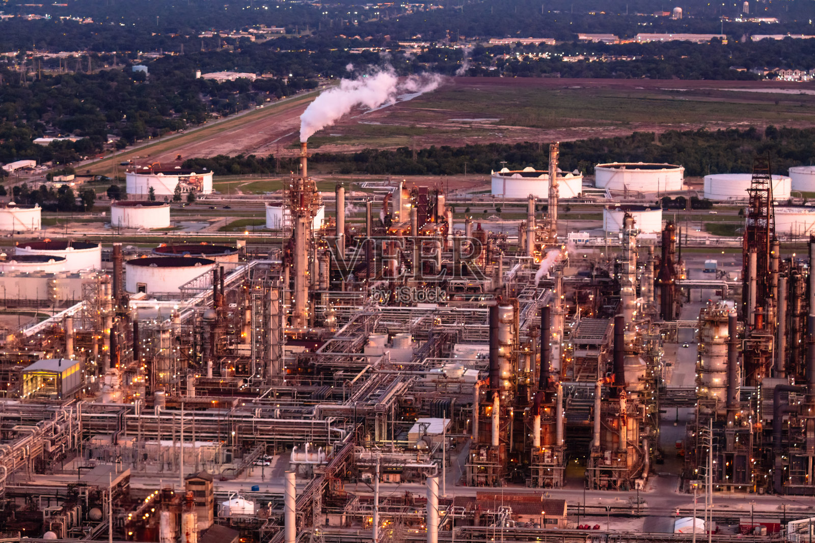 日落时休斯顿炼油厂的高角度拍摄照片摄影图片