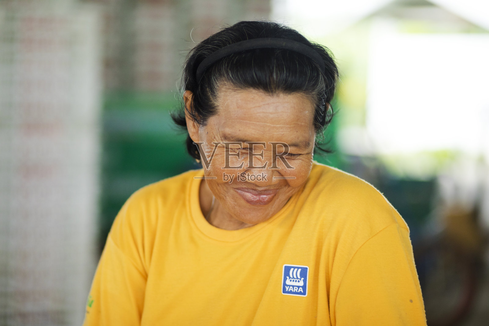 偷拍的头像，微笑的成熟的泰国农民妇女与短发照片摄影图片