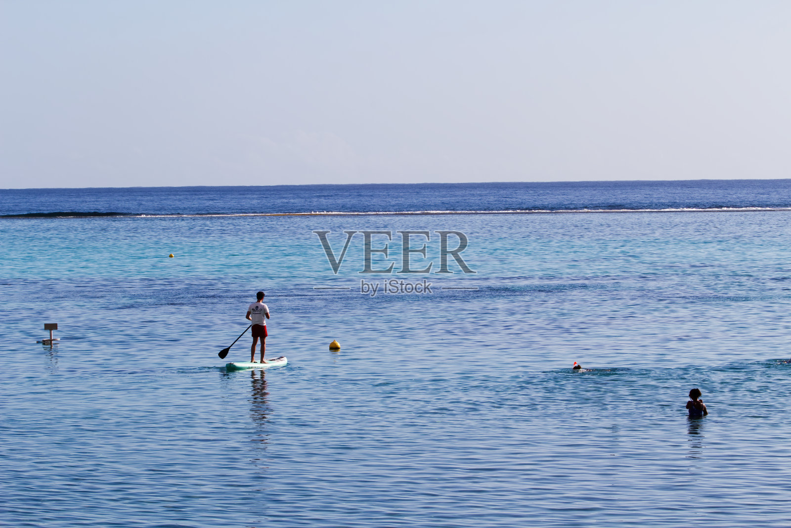 南太平洋上的人们照片摄影图片