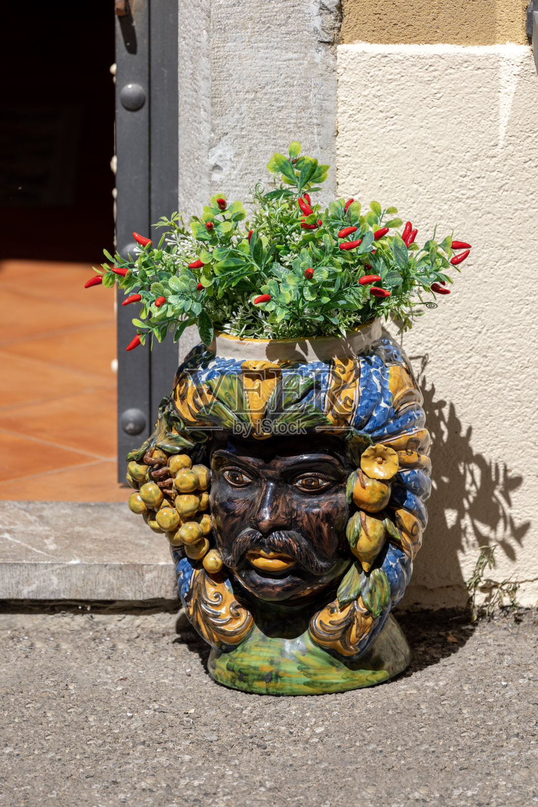 意大利西西里岛陶尔米纳，传统的西西里人头陶瓷装饰照片摄影图片