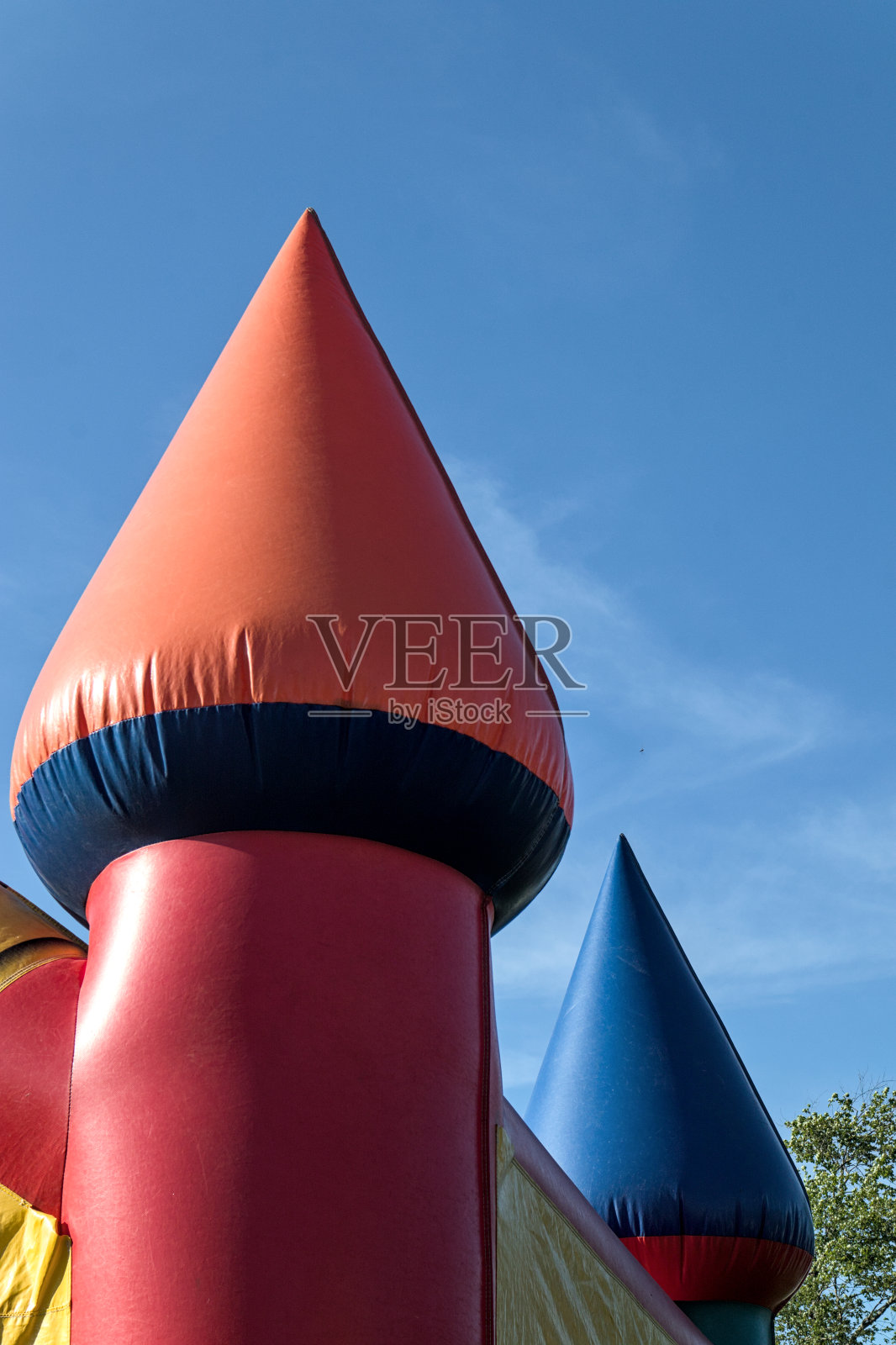 充气城堡儿童玩具(儿童弹跳屋)近距离细节剪影对着天空(彩色玩具游乐场派对充气生日派对租租租)弹跳照片摄影图片