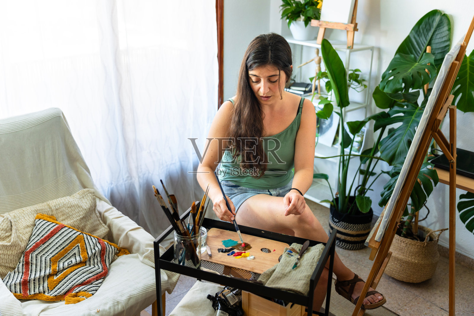 热情的欧洲女艺术家在她的工作室里照片摄影图片