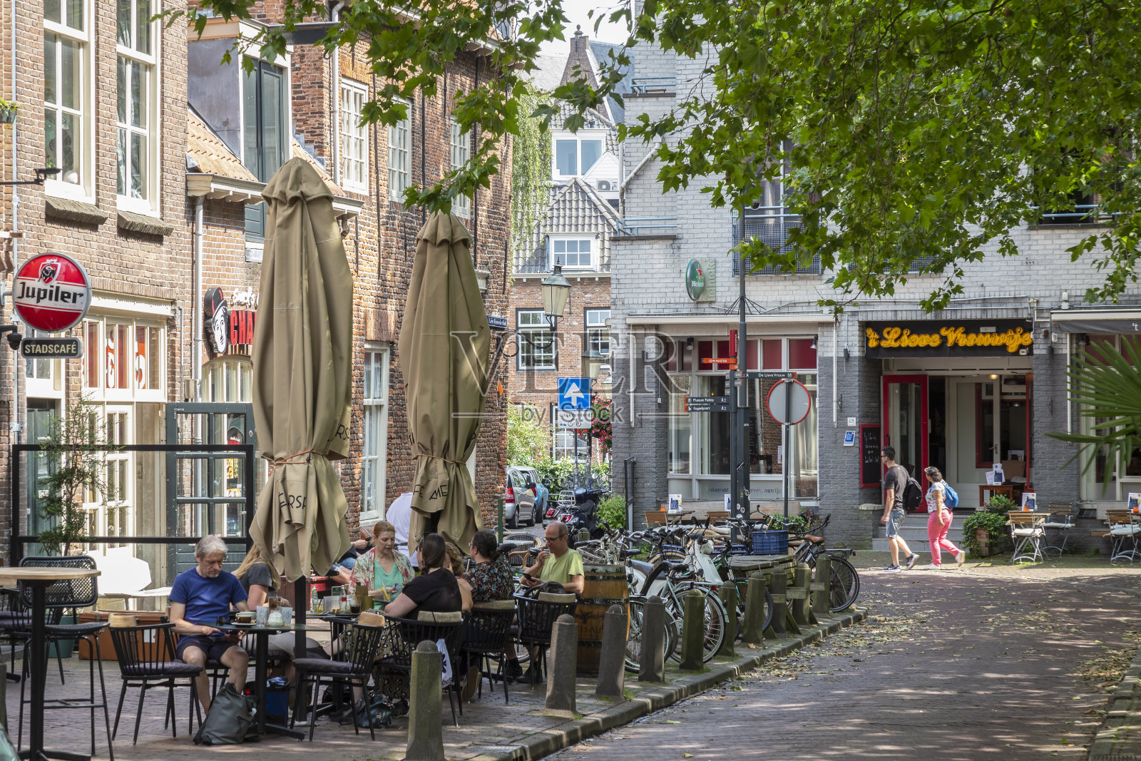 在一个阳光明媚的夏日，人们在阿默斯福特的老中心享受露台。照片摄影图片