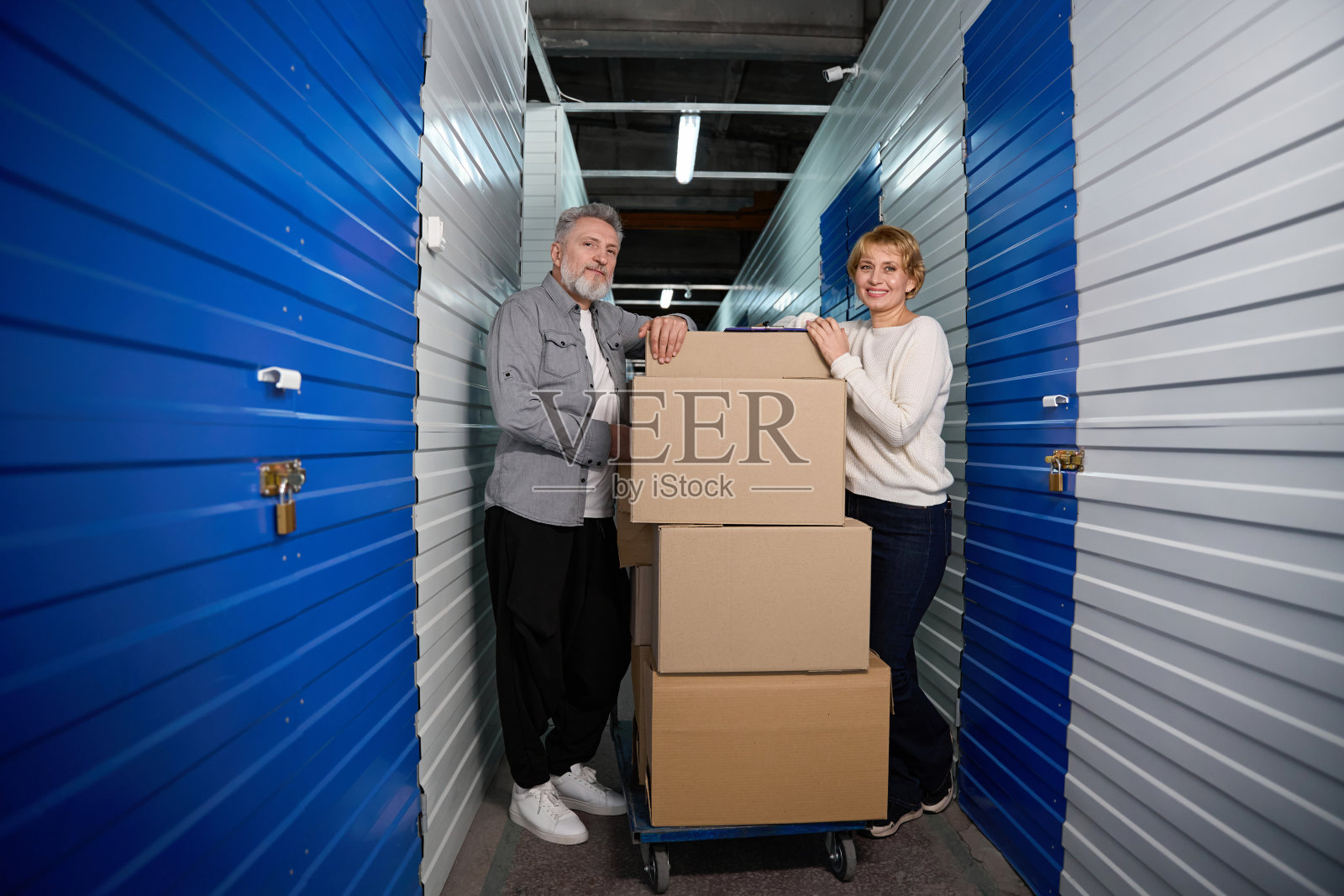 一男一女在仓库纸箱包装附近照片摄影图片