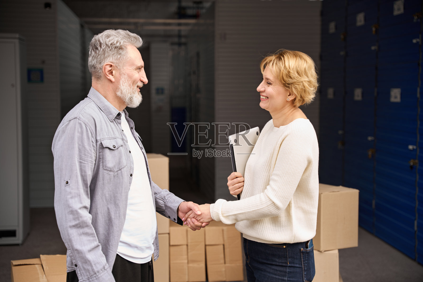 男工人与女工人签订合同照片摄影图片