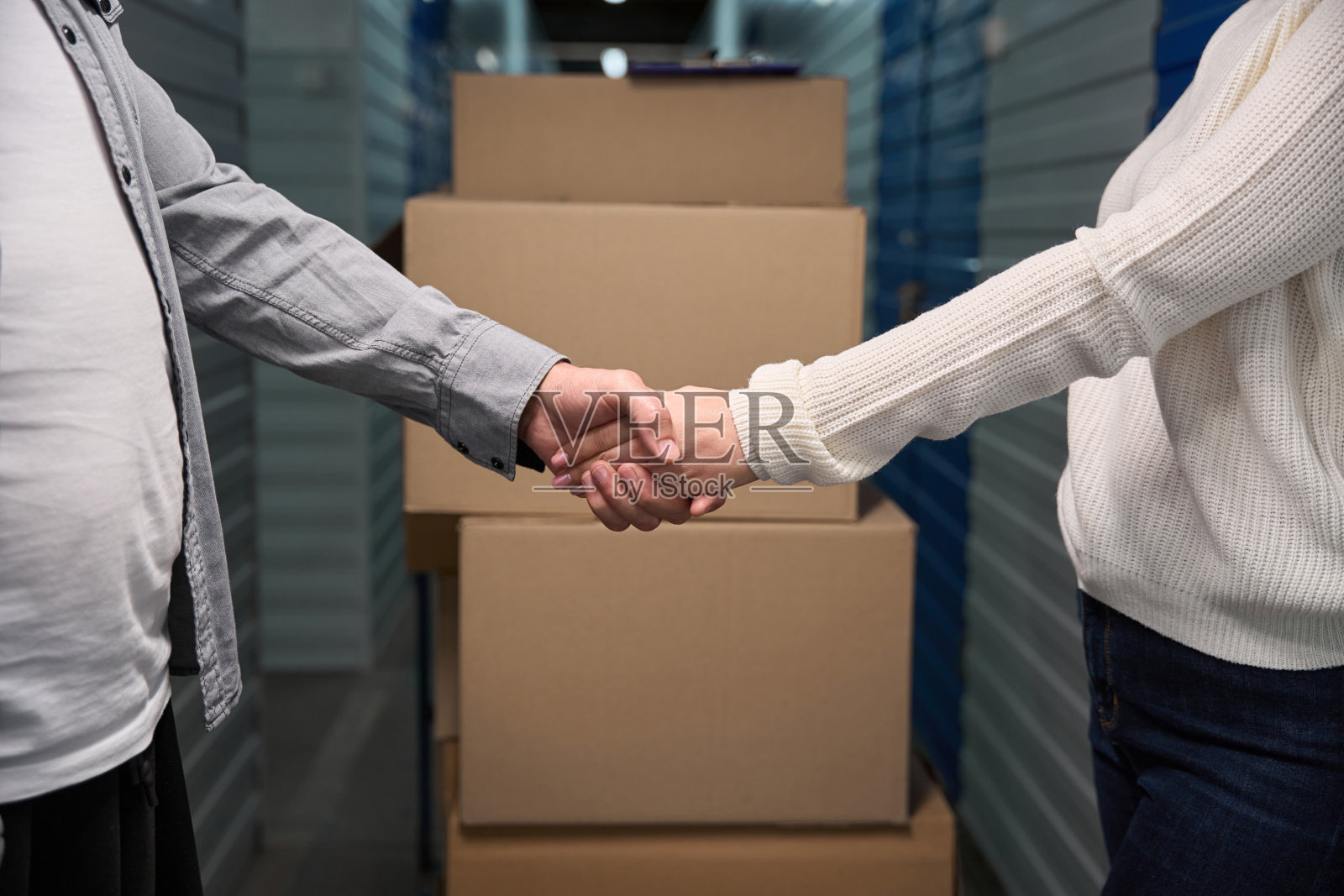 客户和女士签订了储存协议照片摄影图片