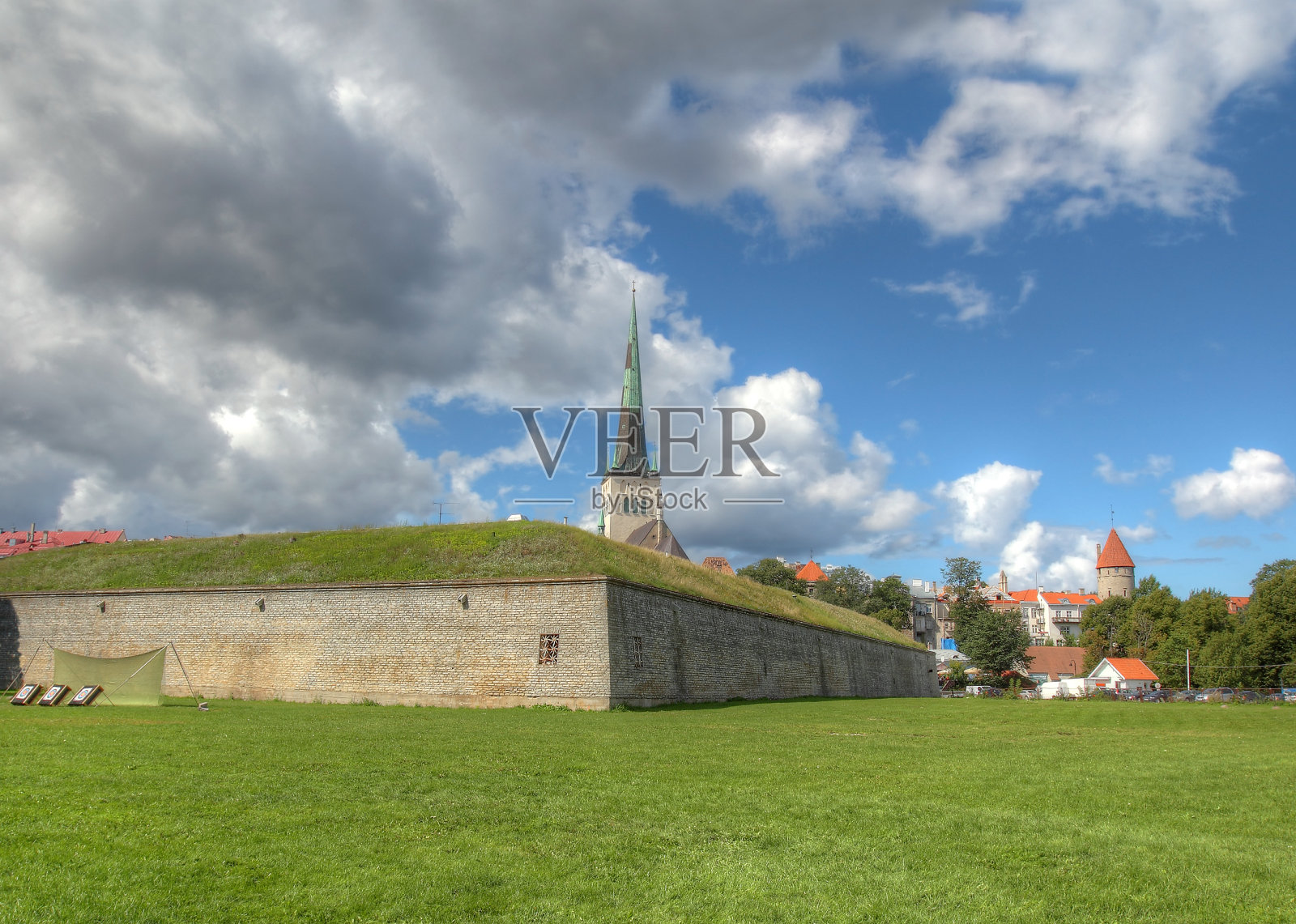 爱沙尼亚塔林古城周围的城墙照片摄影图片