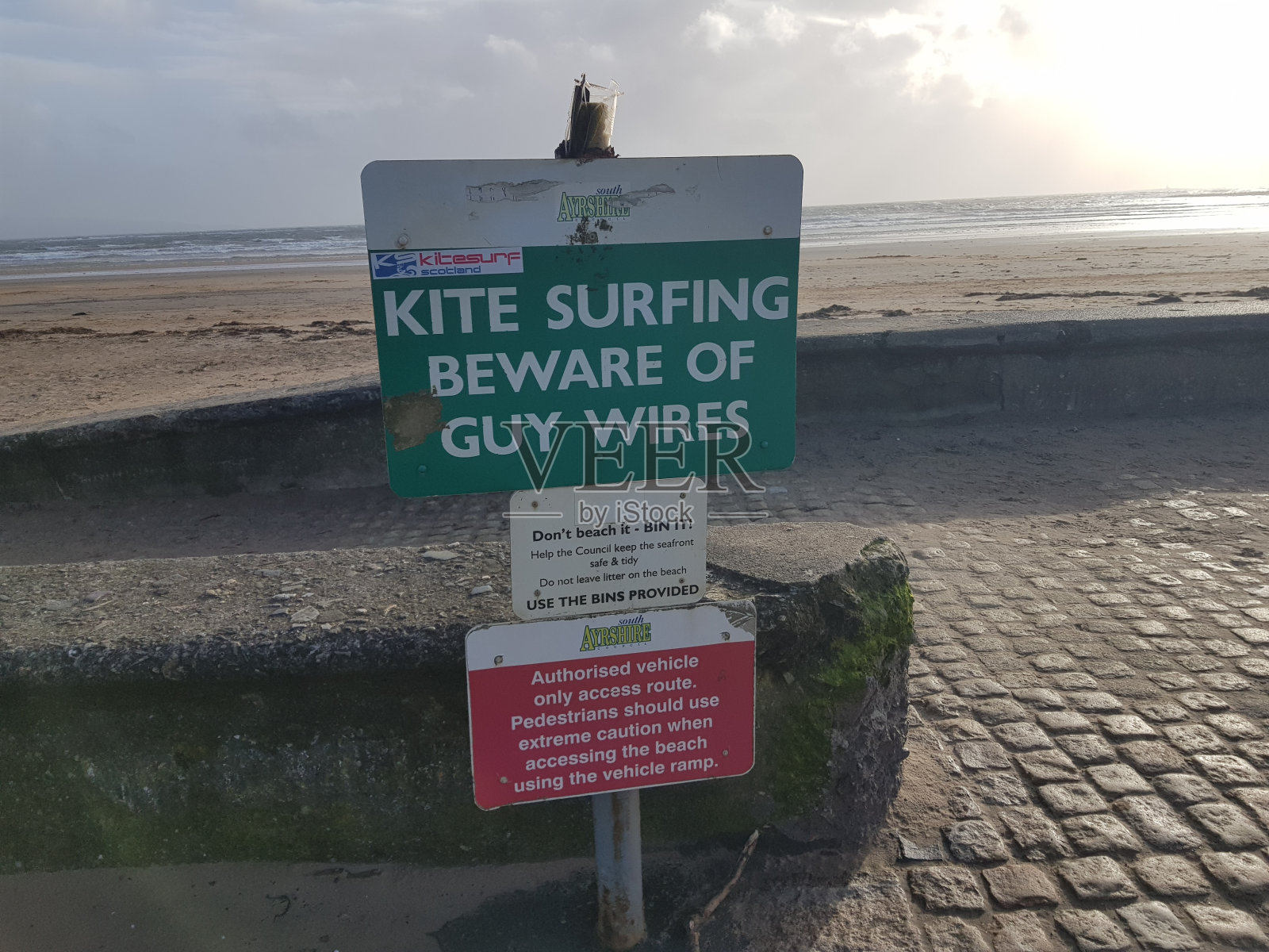 在英国苏格兰艾尔郡特伦海滨长廊的海滩入口处，风筝冲浪要小心电线警告标志照片摄影图片