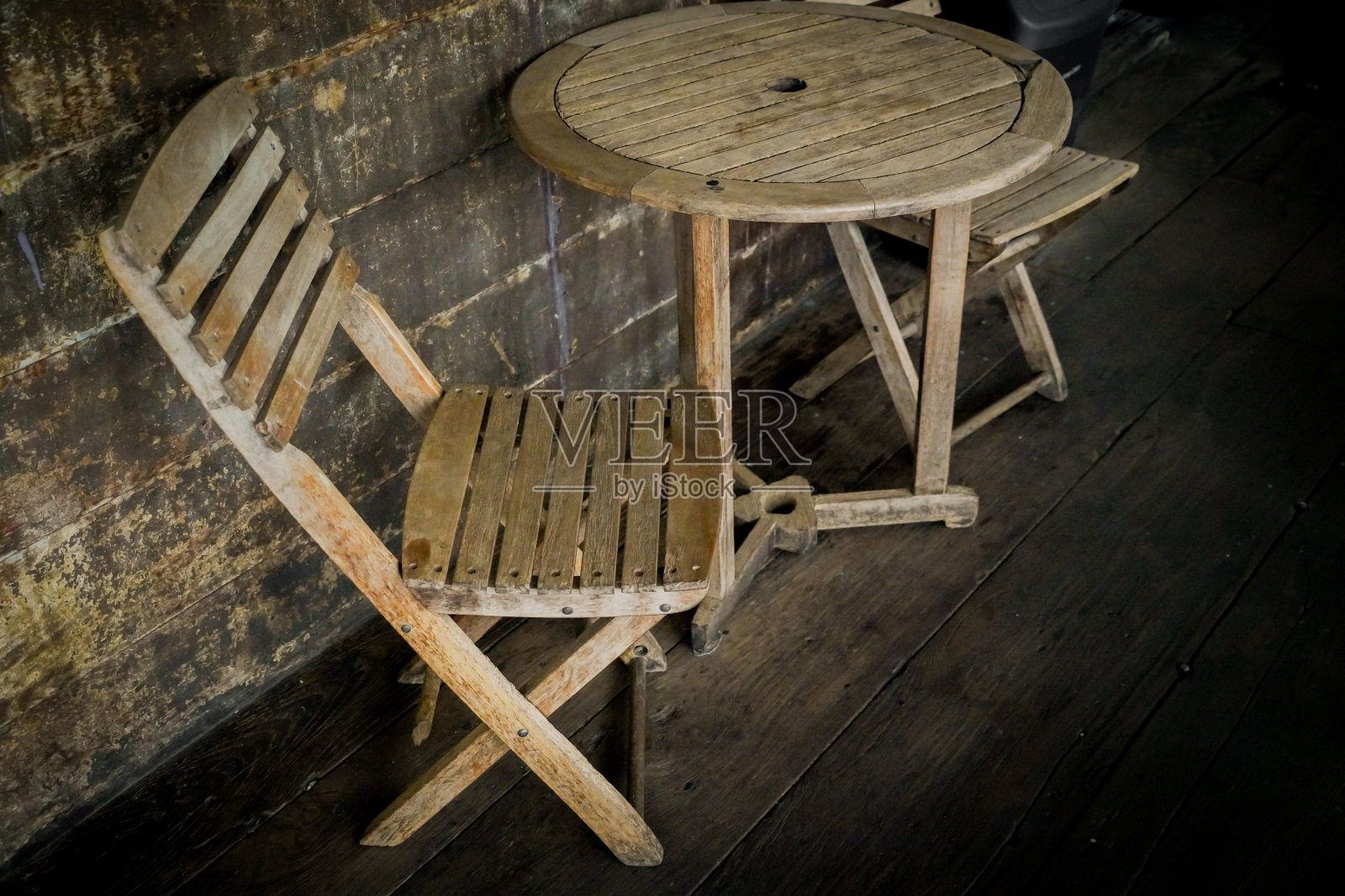 木质地板上的木椅和桌子具有戏剧性的色调照片摄影图片