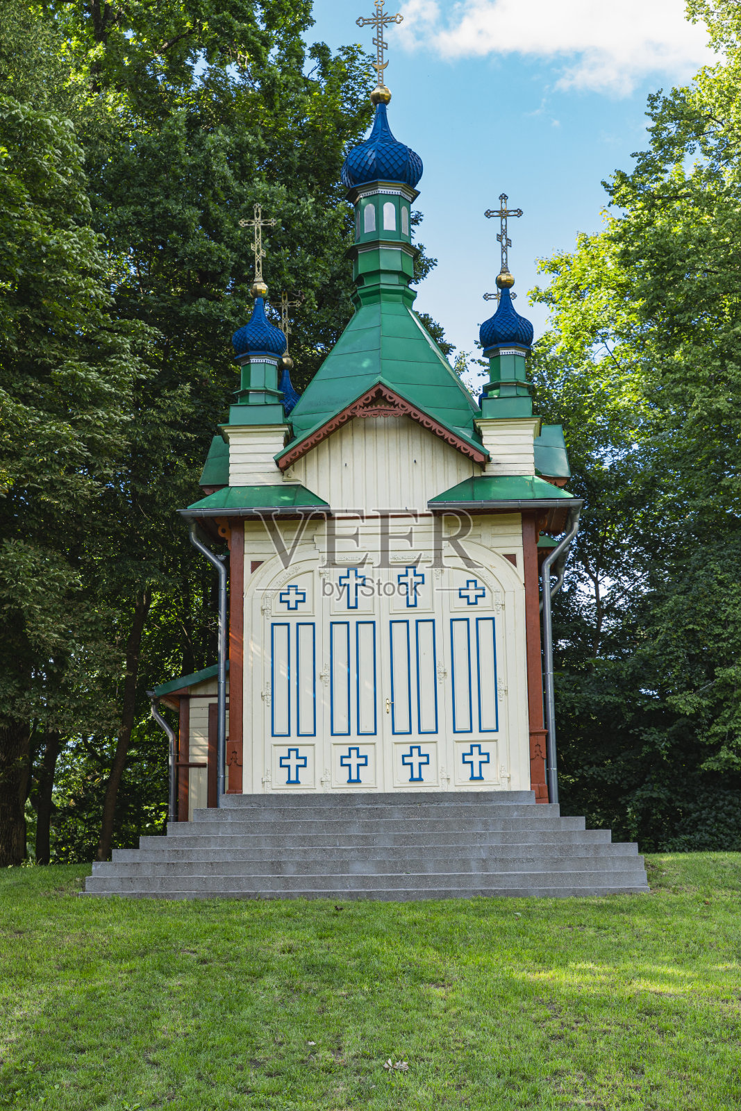 在森林边缘的小山上有一座小小的东正教教堂照片摄影图片