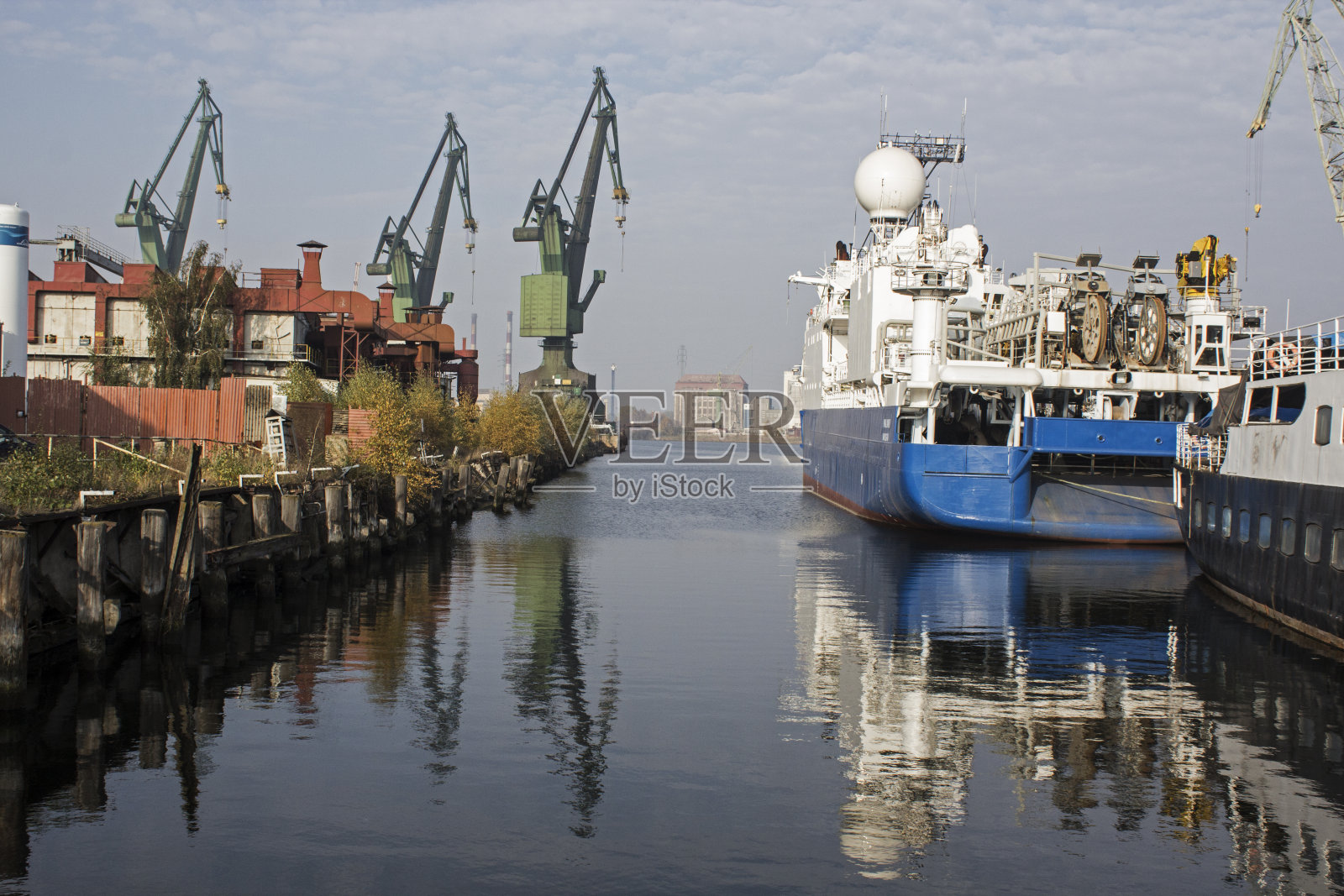 波兰格但斯克造船厂的工业景观照片摄影图片