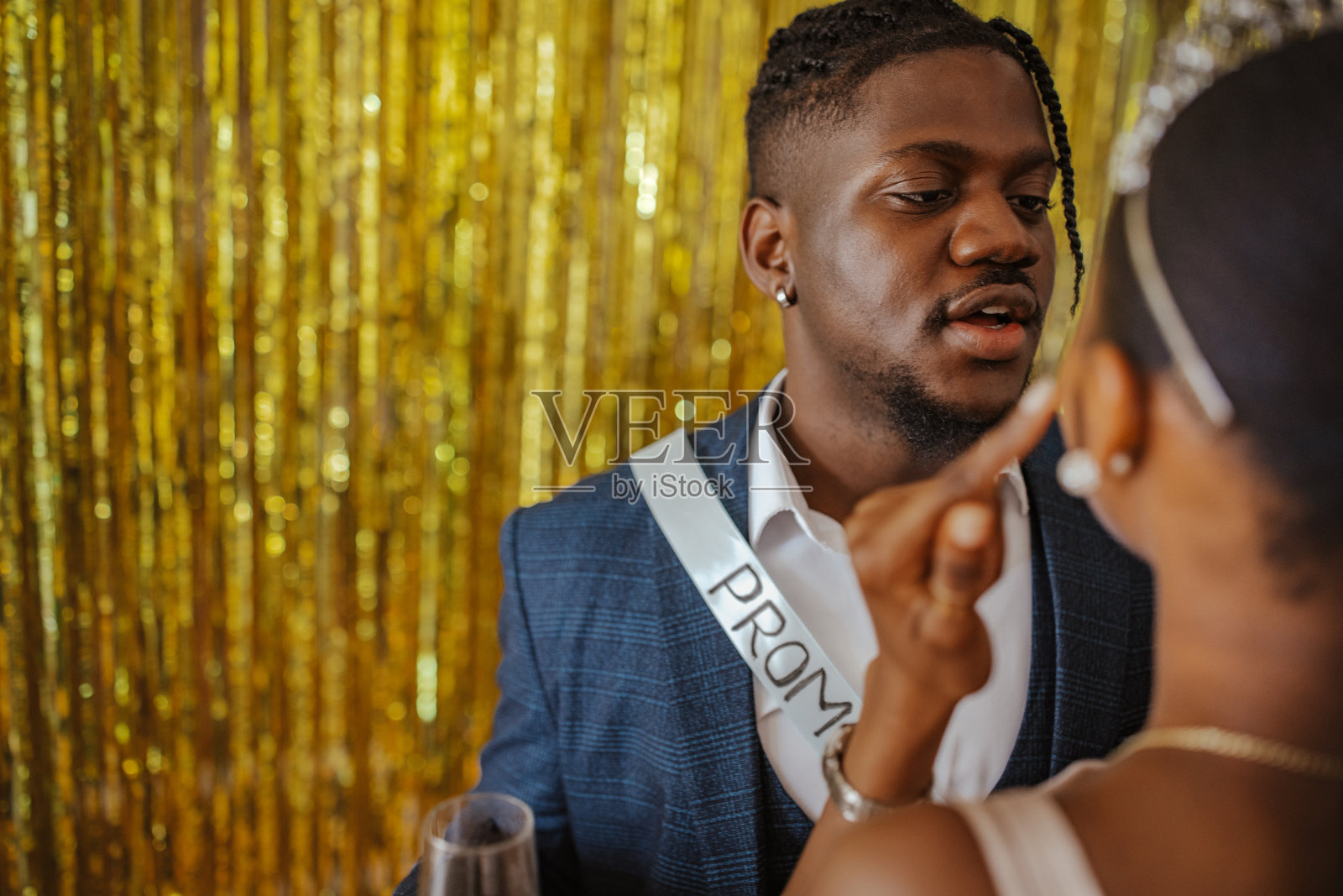 舞会国王在温暖的金色灯光下与王后聊天。照片摄影图片