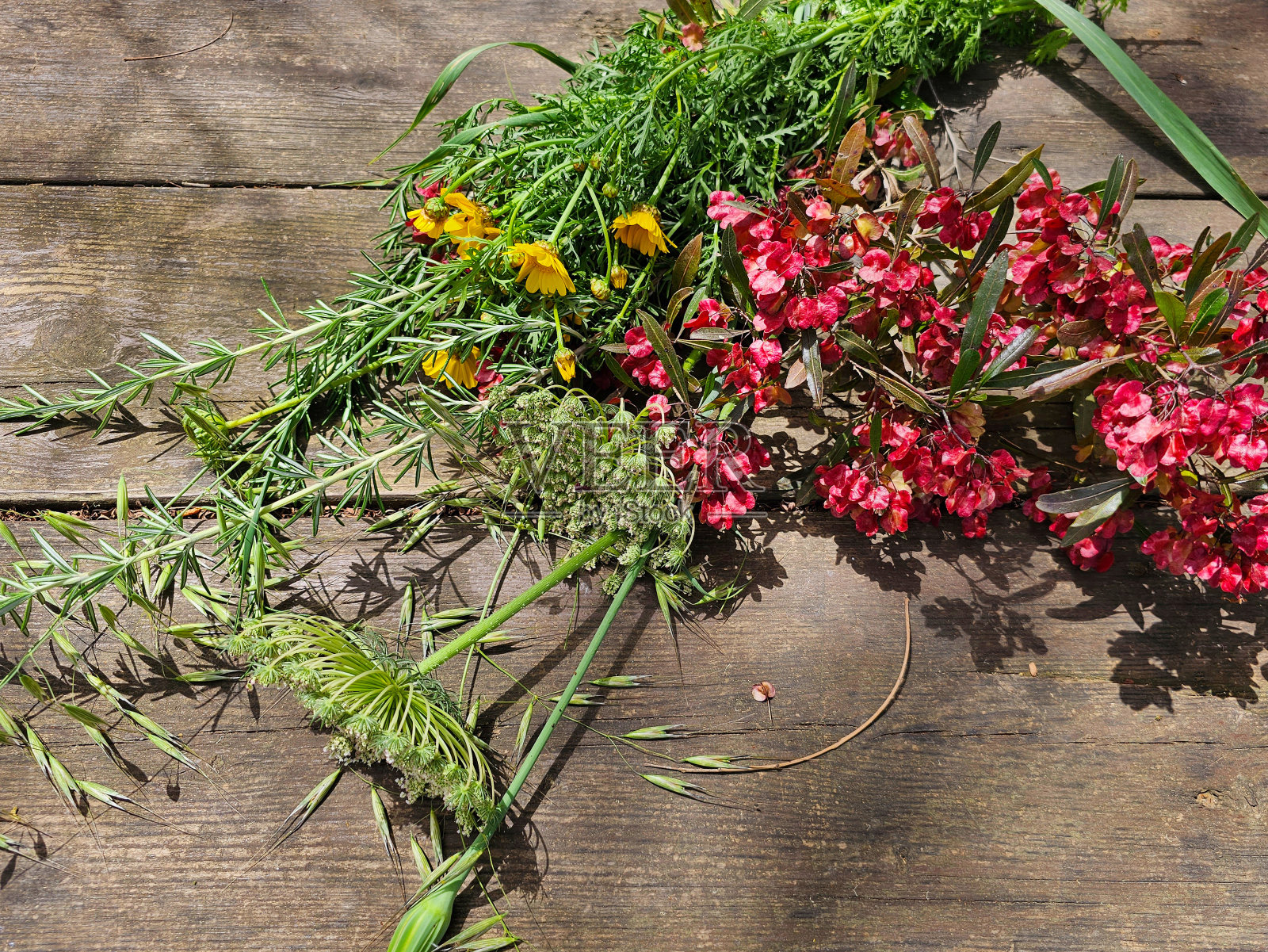 质朴的桌子上迷人的野花和树枝花束照片摄影图片