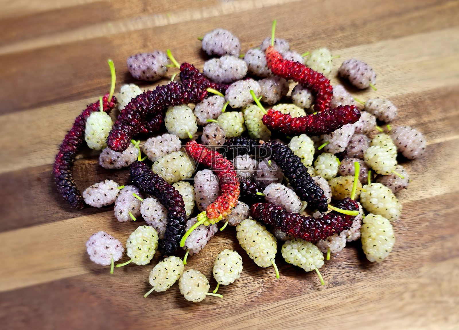巴基斯坦红黑桑葚，白色桑葚，木桌上的新鲜成熟浆果照片摄影图片