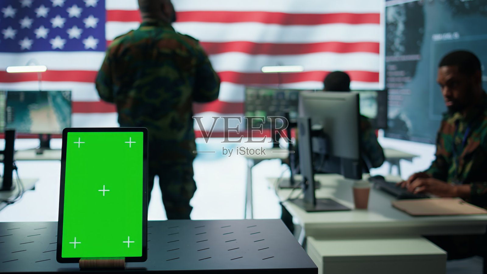 美国士兵在一个绝密的手术室里工作，屏幕上有复印空间照片摄影图片