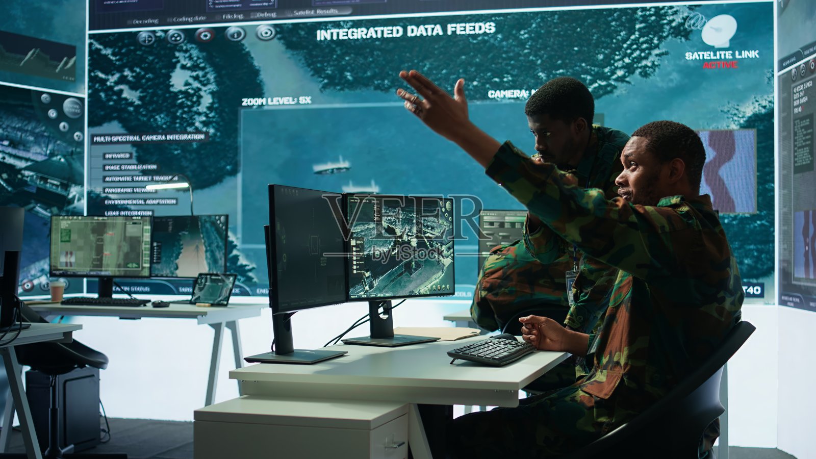 政府分析人员在拥有卫星雷达的高级指挥中心工作照片摄影图片