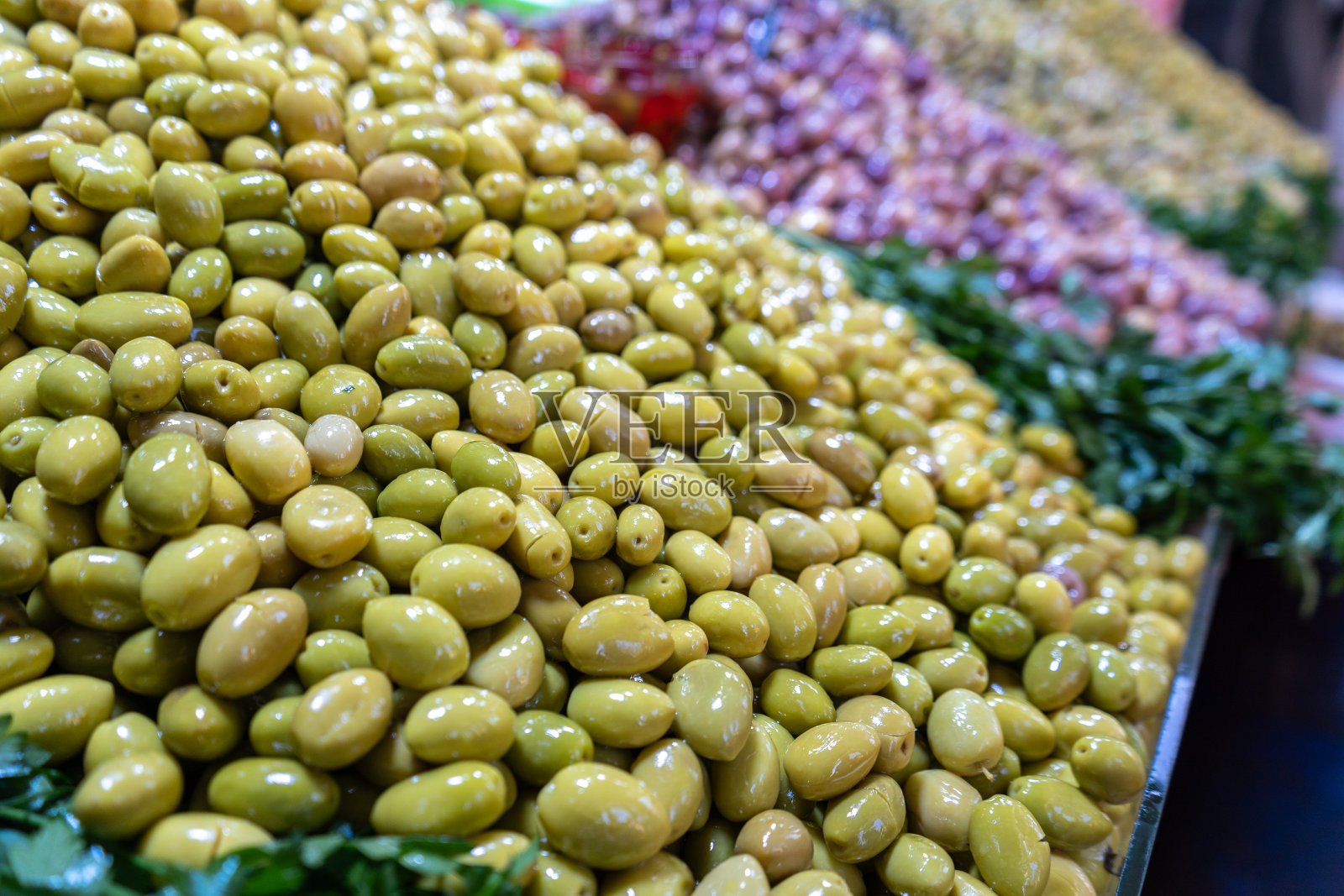 腌橄榄堆，发酵橄榄，腌地中海小吃，大堆橄榄泡菜照片摄影图片