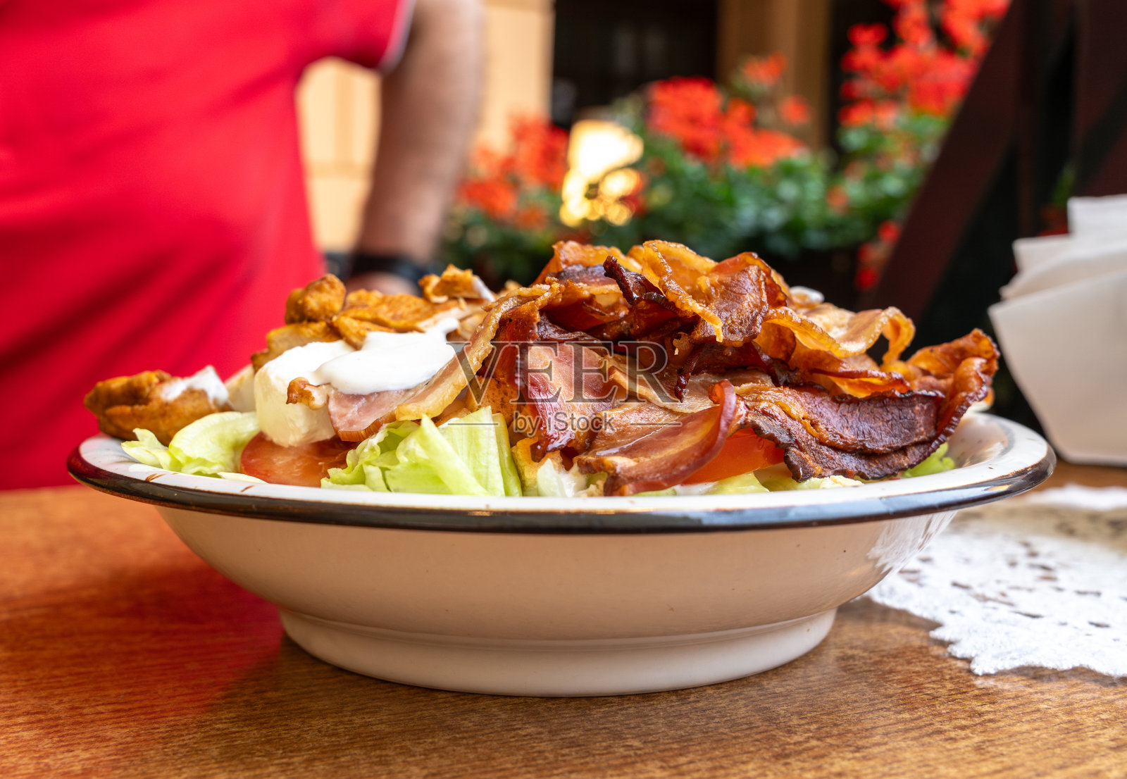 波兰凯撒沙拉配鸡肉、培根和蔬菜，高热量肉类沙拉配新鲜蔬菜照片摄影图片