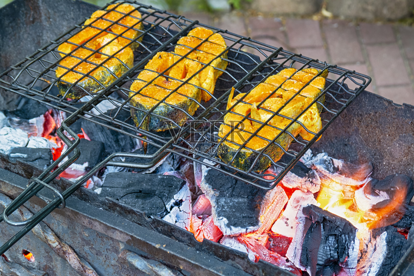 食品理念和概念。平坦的特写视图烤鲑鱼鱼片排放置在烧烤户外照片摄影图片