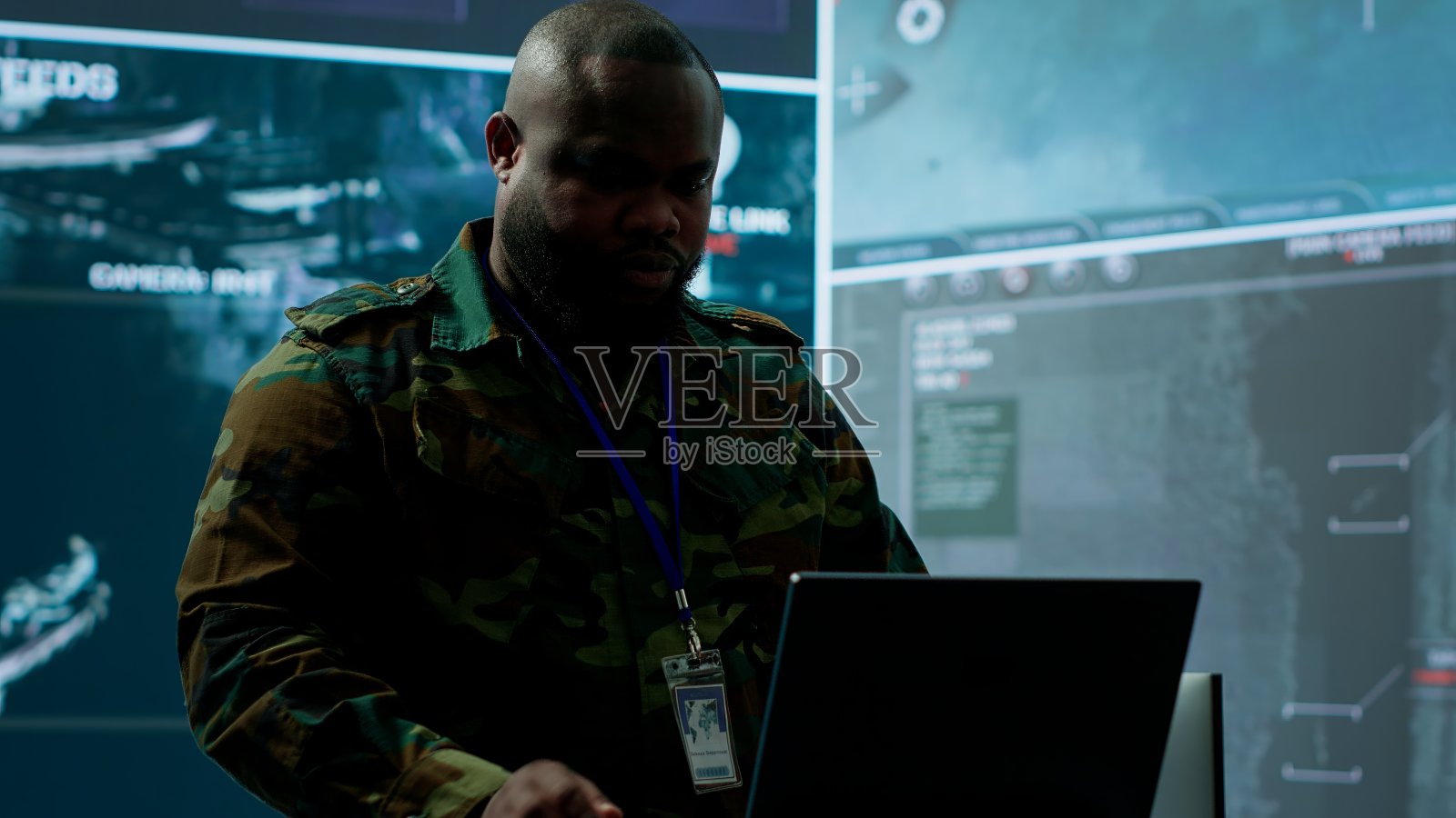 军事专家在控制中心使用先进的技术和现代装备照片摄影图片