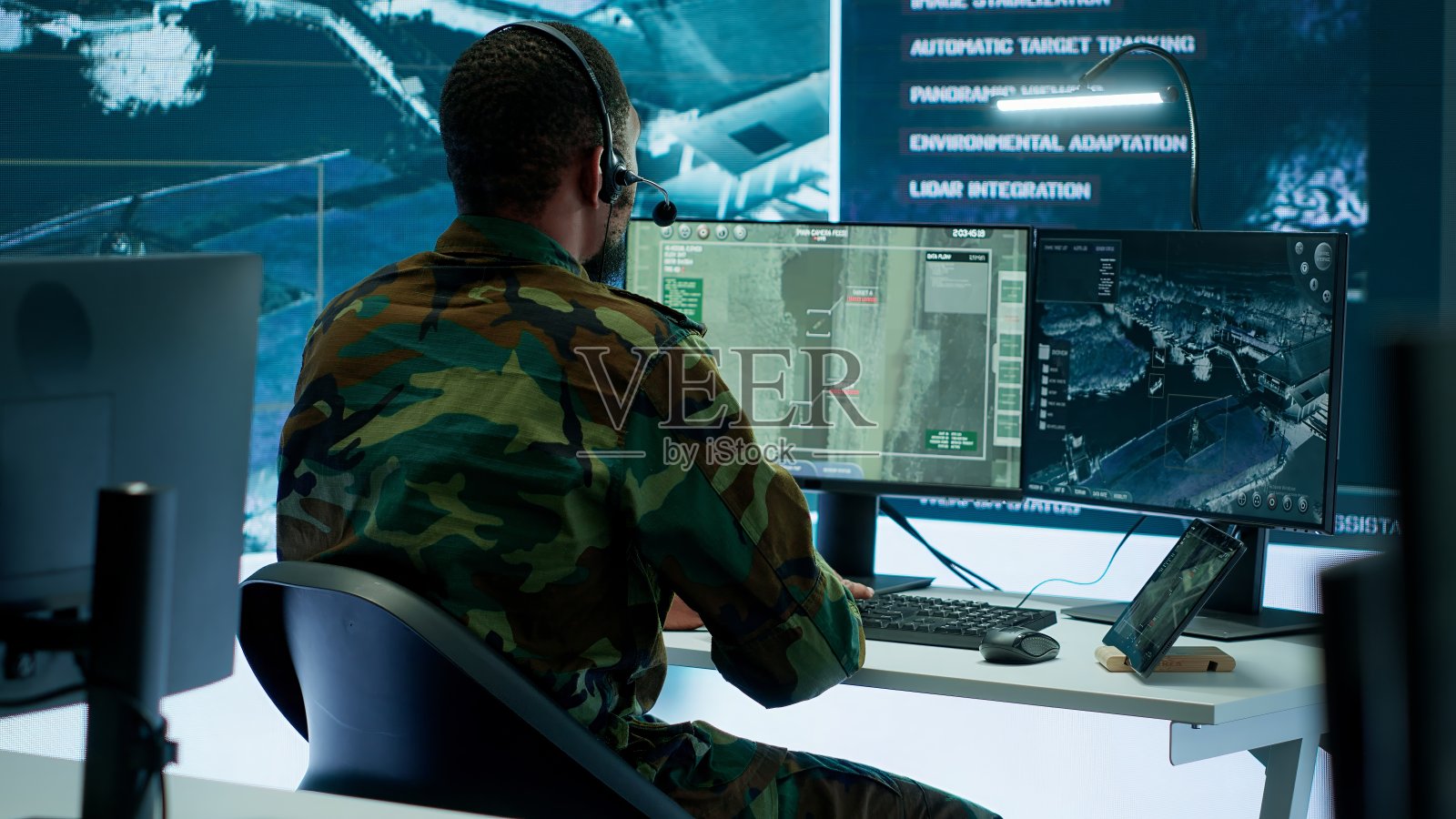 在一个现代化的指挥中心，士兵们正在分析来自闭路电视雷达的实时数据照片摄影图片