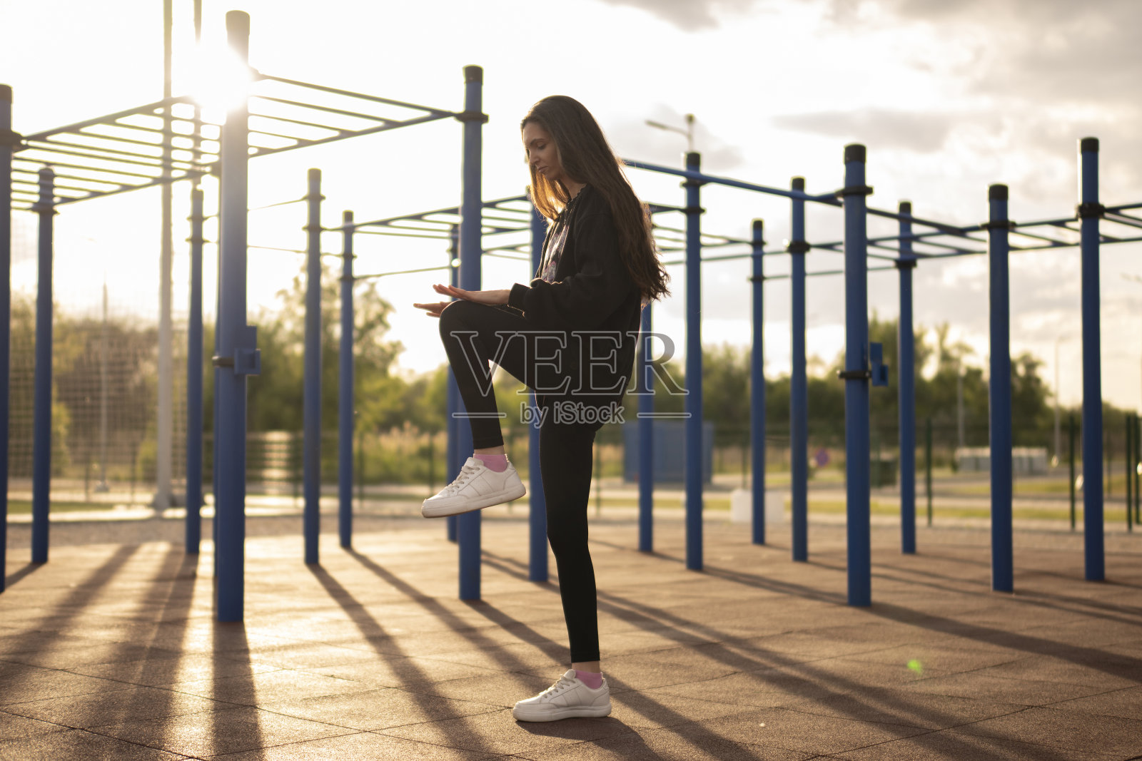 女子在户外运动期间跳跃和做有氧运动照片摄影图片