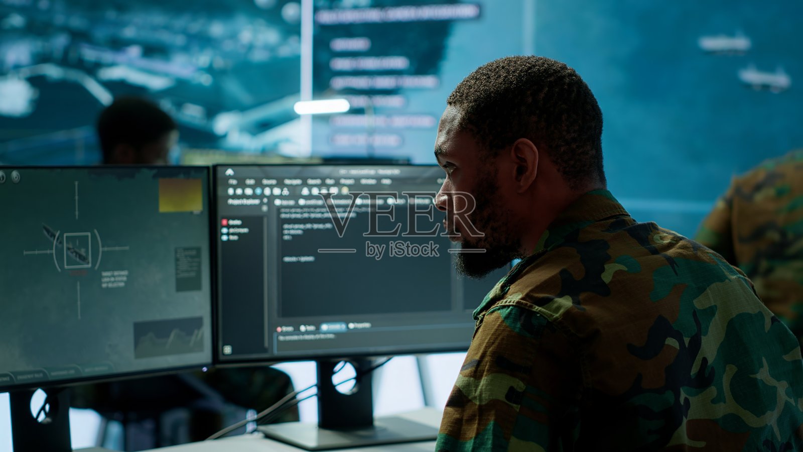士兵在控制室与电脑上的人工智能一起工作照片摄影图片