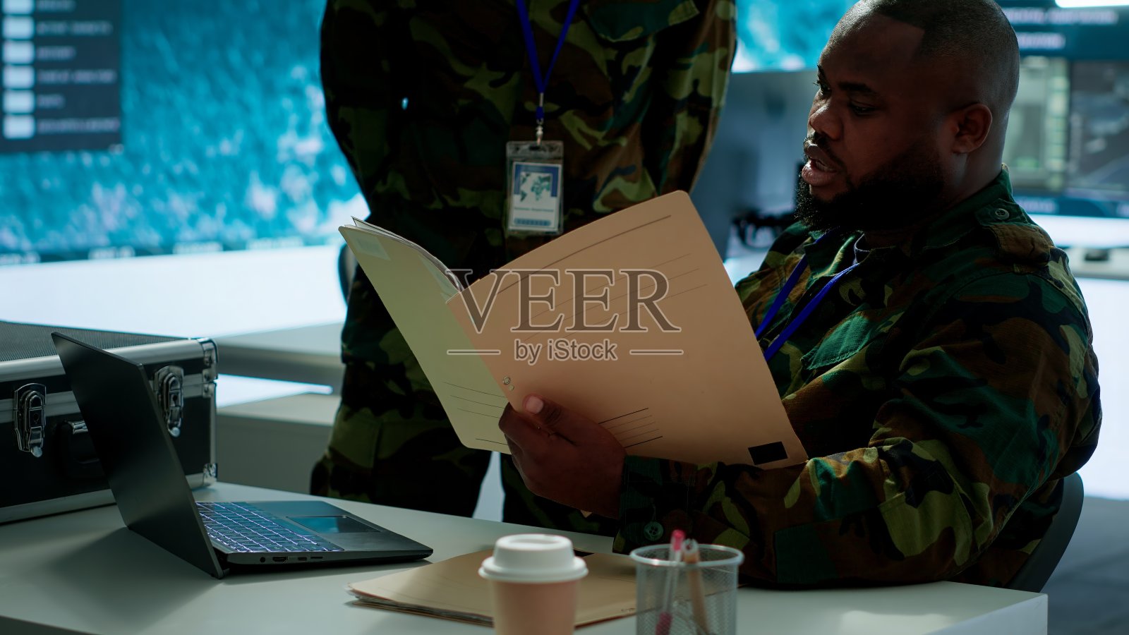 愤怒的军队专家在一个指挥所的权力基地监视卫星画面照片摄影图片