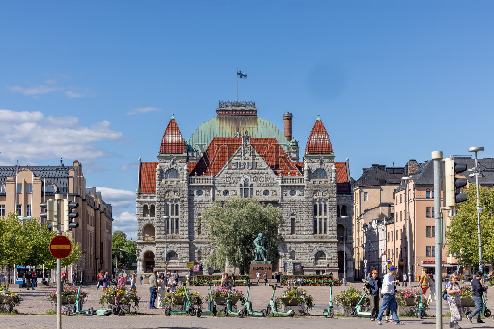 夏日里,芬兰国家剧院位于赫尔辛基市中心照片摄影图片