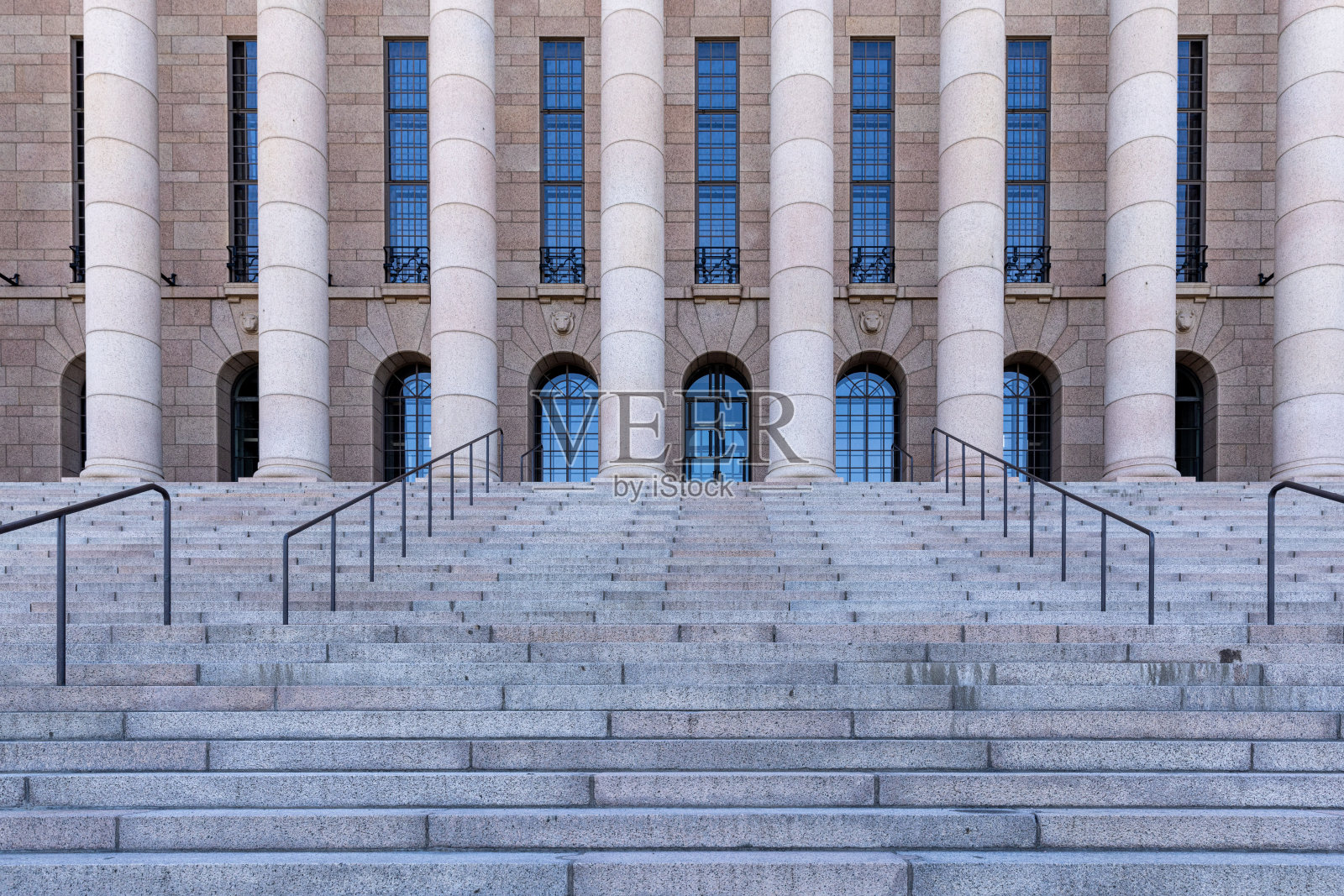 炎热的夏日，芬兰议会大厦照片摄影图片