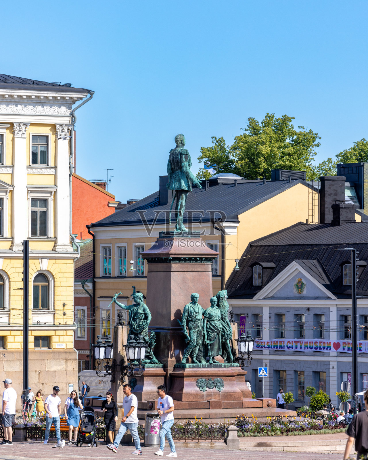 夏日,赫尔辛基Senaatintori市场附近的历史建筑和游客照片摄影图片