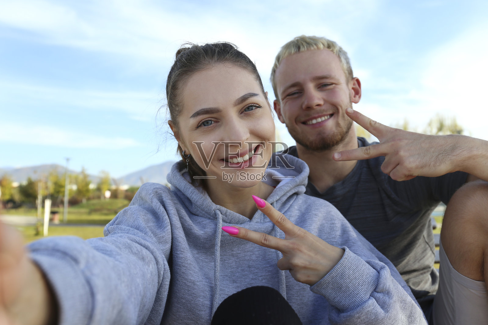 年轻夫妇的自拍。照片摄影图片