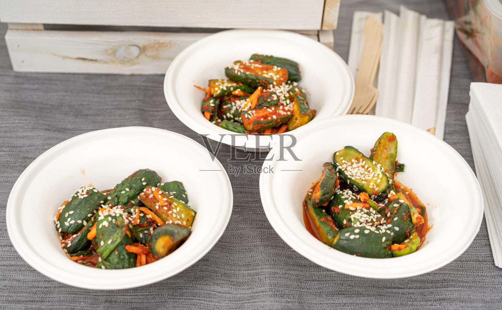 黄瓜泡菜，大白菜，或韩国黄瓜泡菜碗。Oi泡菜，用芝麻，辣黄瓜照片摄影图片