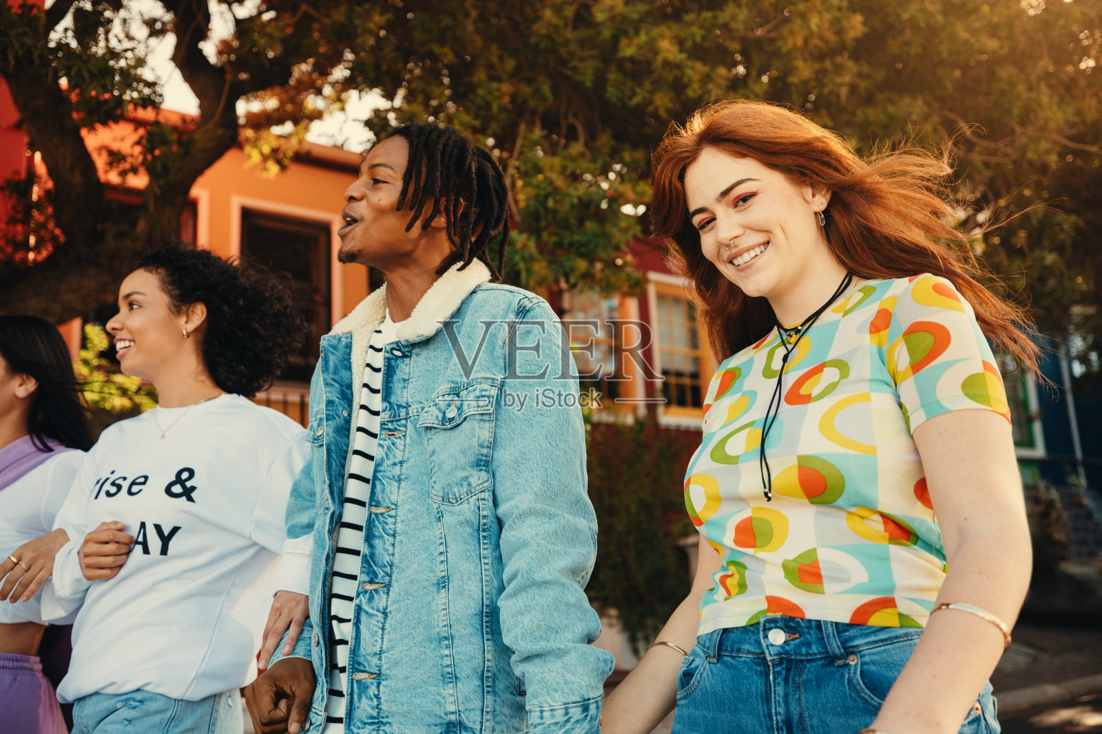 微笑的年轻女子在间隔年和朋友一起享受阳光明媚的日子照片摄影图片