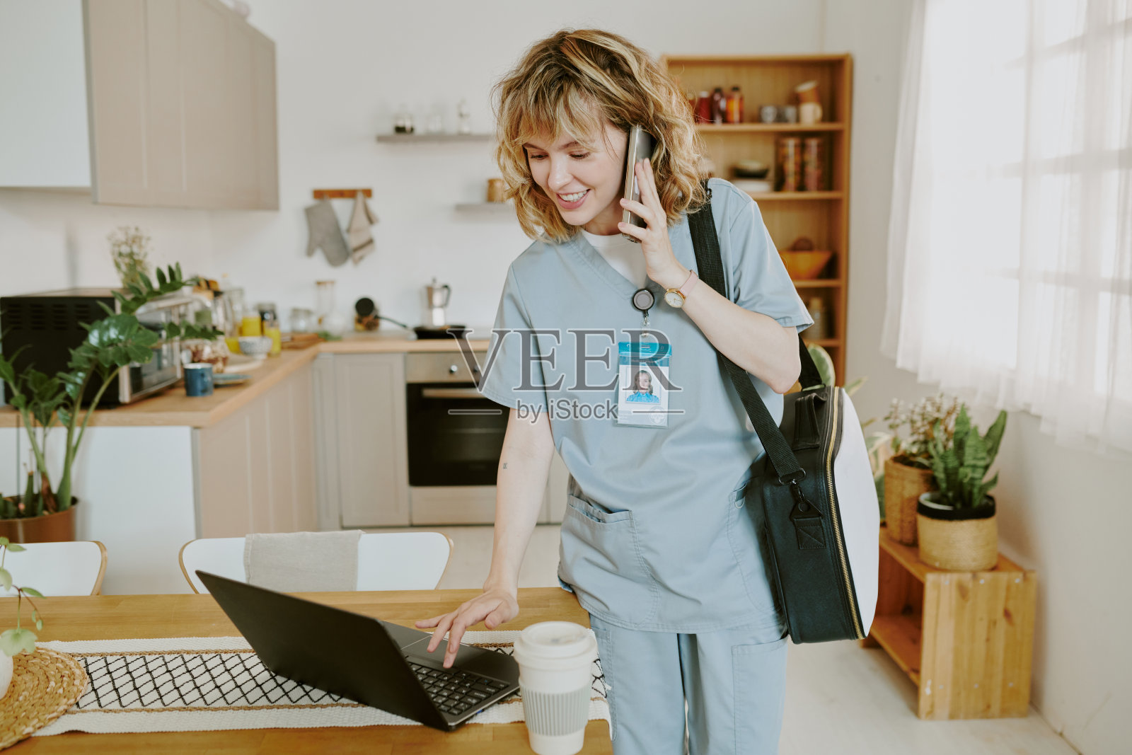 护士一边给病人检查，一边打电话照片摄影图片