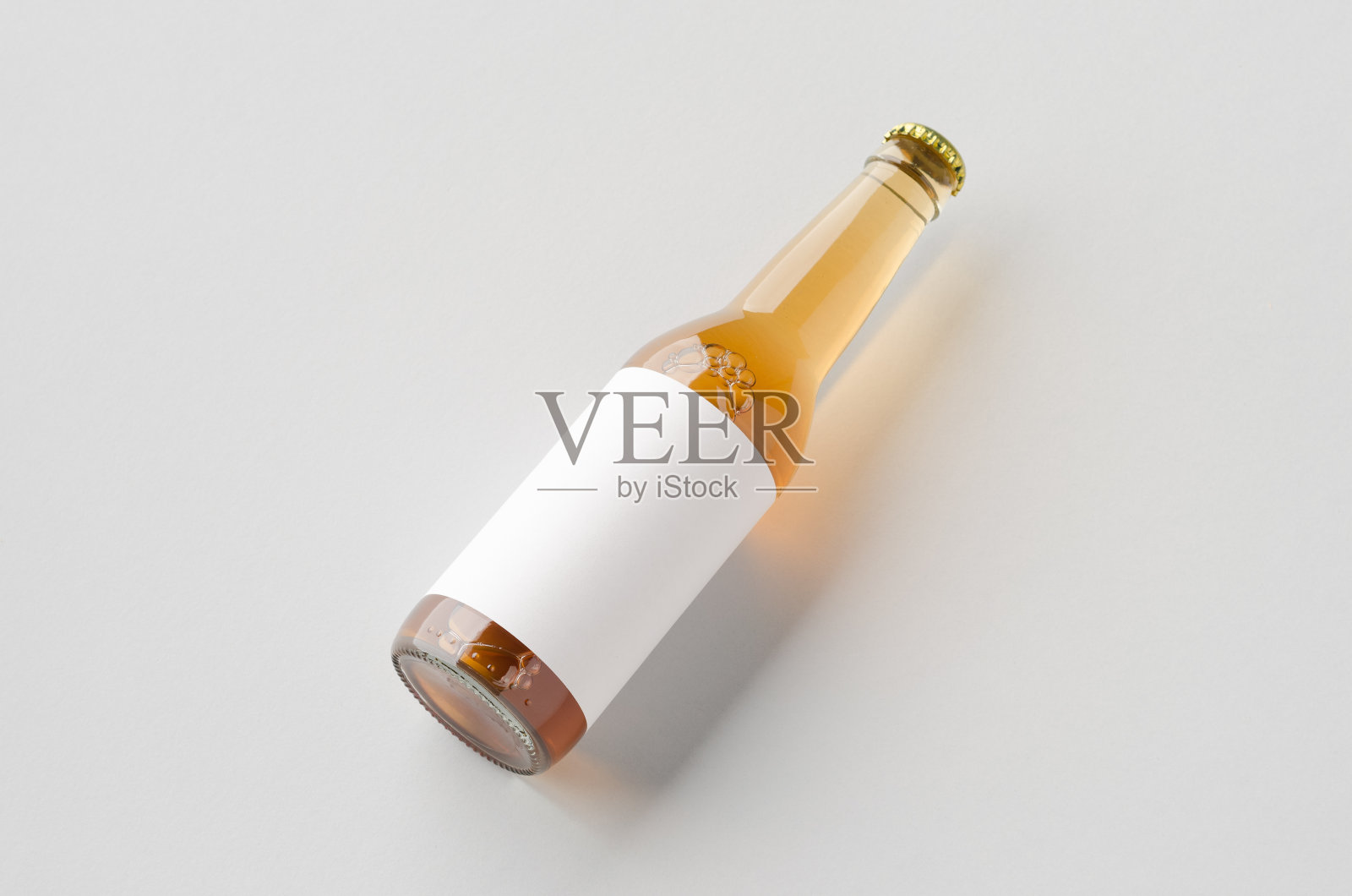 清晰的长颈啤酒瓶模型与空白标签。照片摄影图片