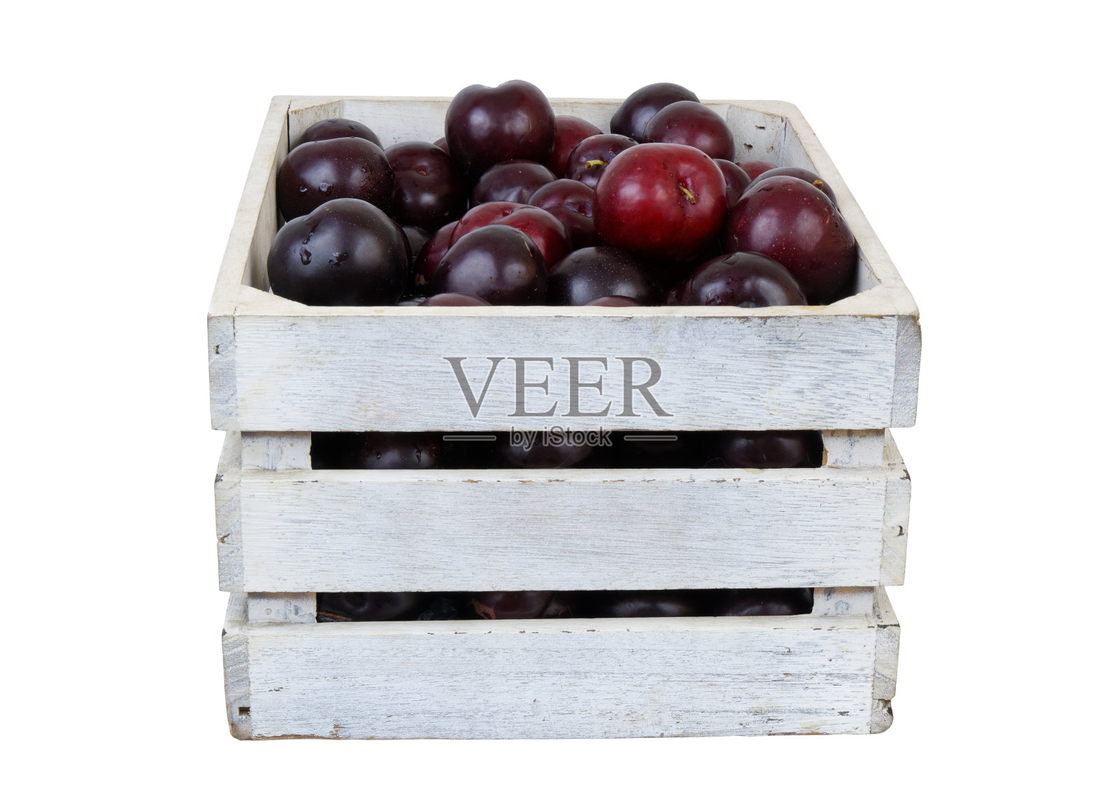成熟的李子在木箱里，孤立在白色照片摄影图片