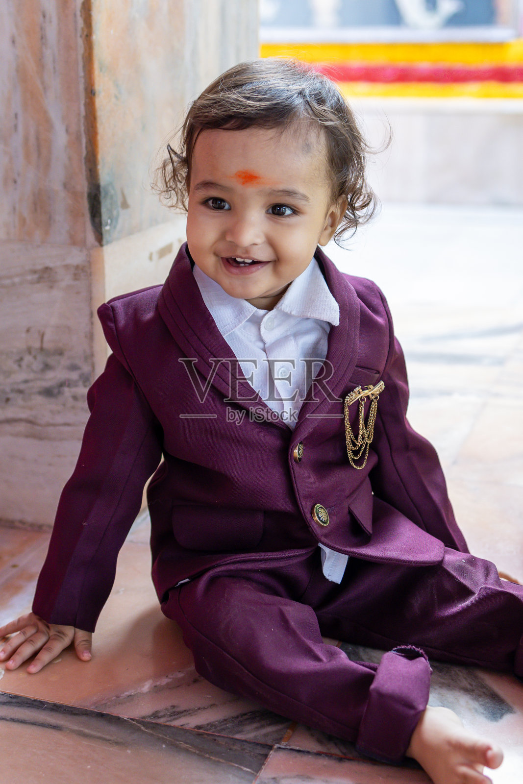 可爱的印度小孩穿着西装走路，脸上有不同的表情，从平面角度在户外照片摄影图片