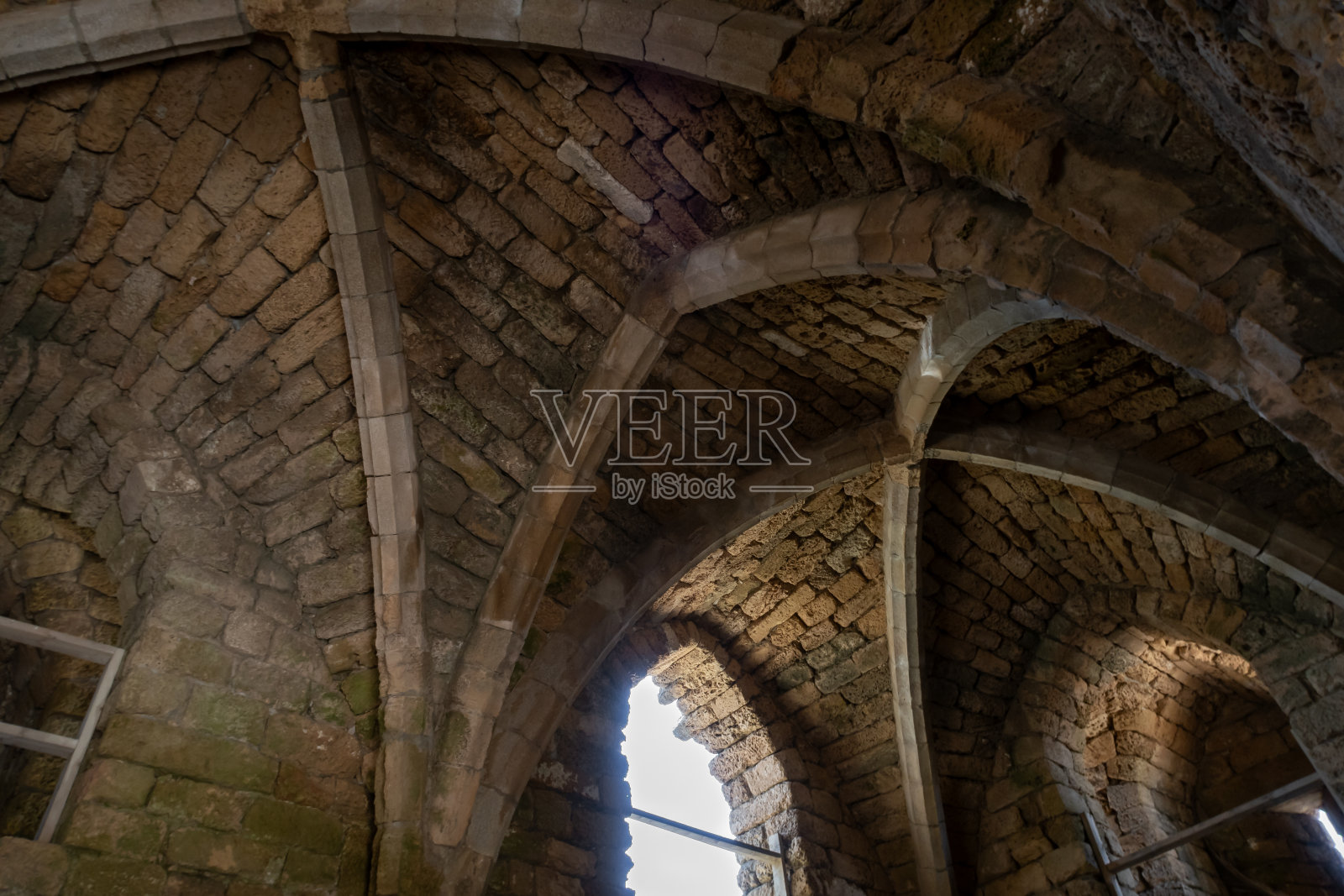 以色列北部凯撒利亚堡垒古老入口处破旧石门的石头圆顶照片摄影图片