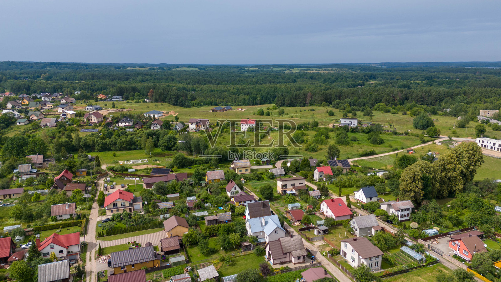 无人机拍摄的夏天被森林包围的小镇照片摄影图片
