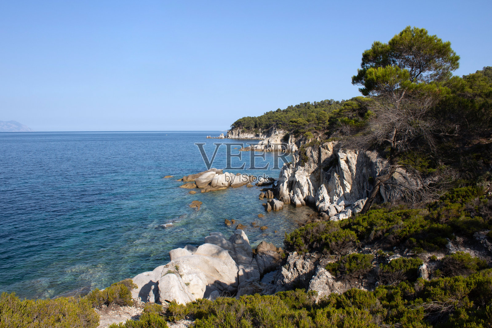 在阳光明媚的日子里，美丽的热带海滩和大海的自然景观景观。滩海空间面积照片摄影图片