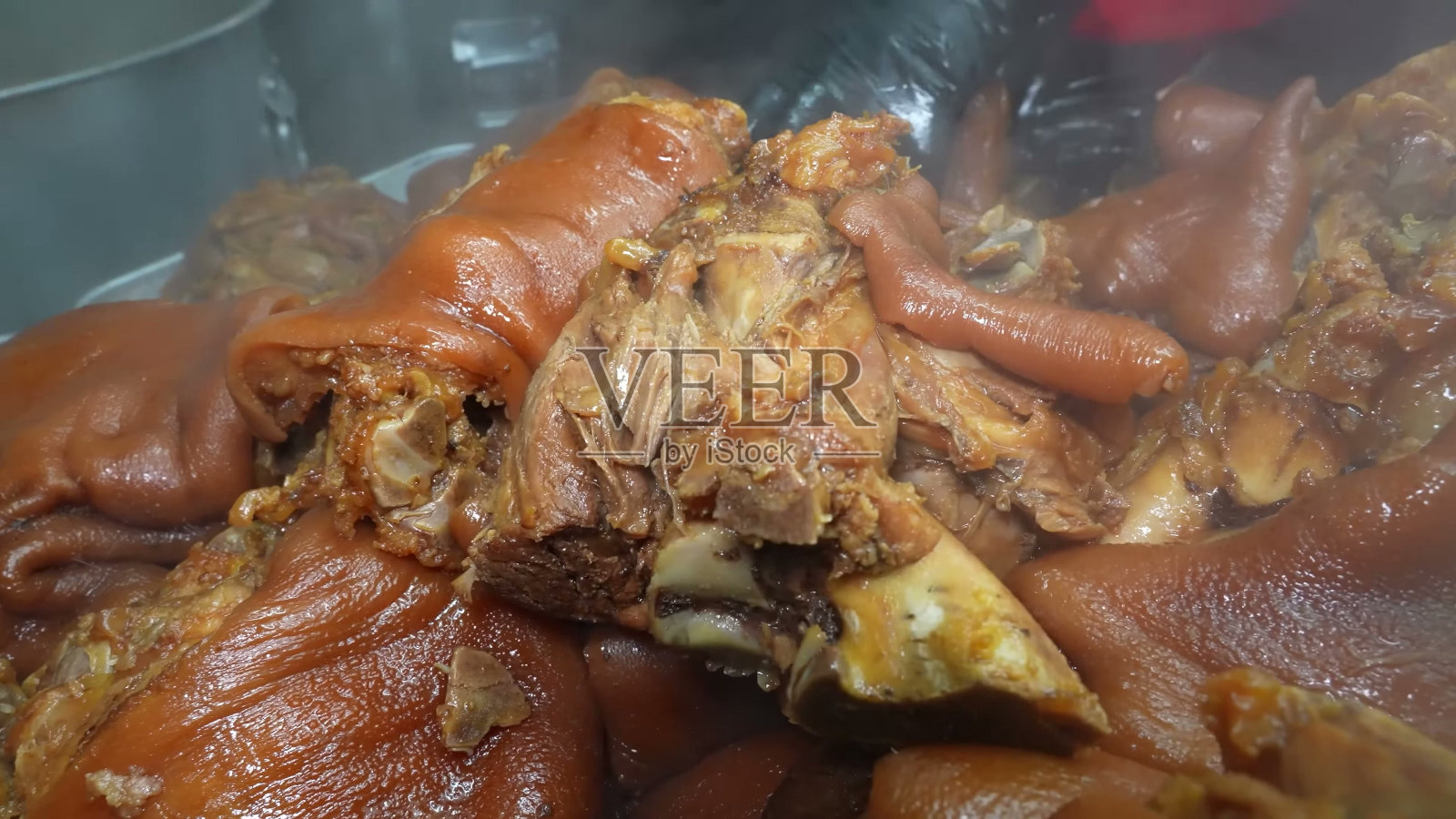 用香洋葱汤炖猪腿照片摄影图片