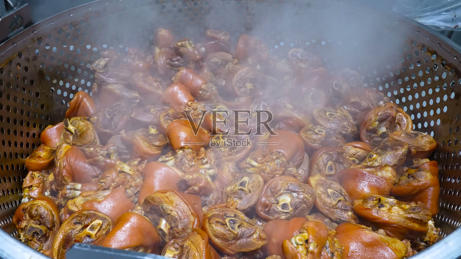 从炖肉汤中捞出的水煮猪腿照片摄影图片