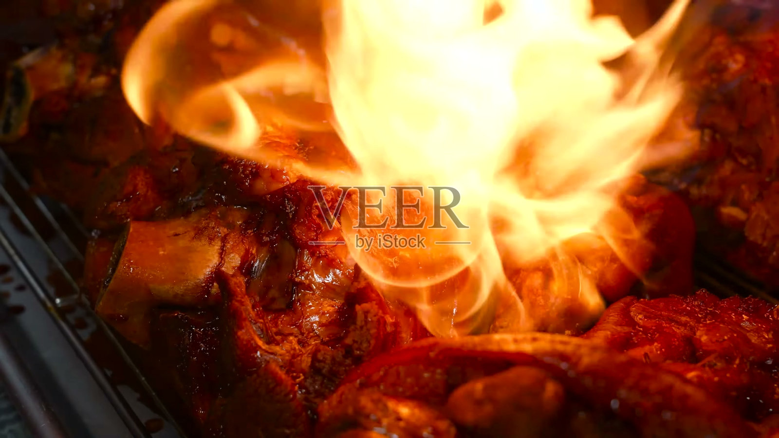 用燃烧器火焰煮得酥脆的猪腿照片摄影图片